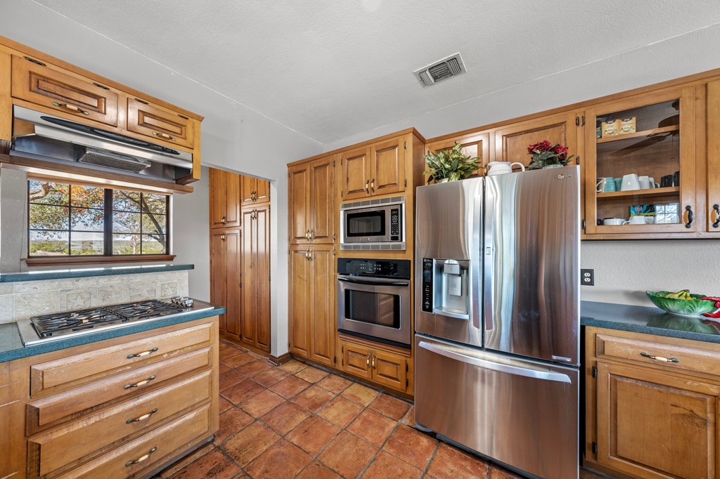 Kerrville, Texas, 78028, United States, 3 Bedrooms Bedrooms, ,5 BathroomsBathrooms,Residential,For Sale,1930958