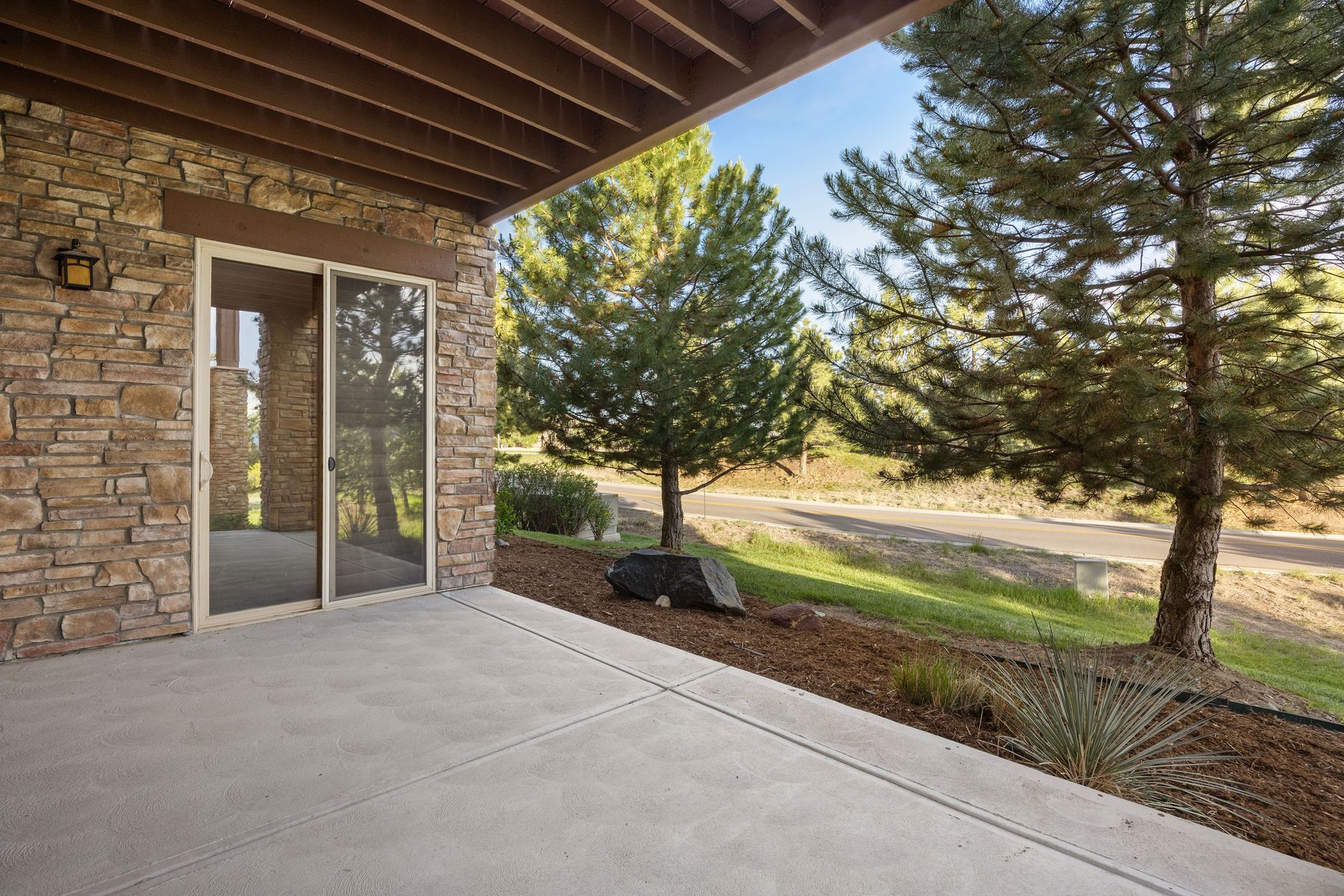  set against a backdrop  of colorado mountain views - 物件實景