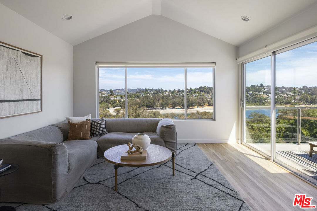 Los Angeles, California, 90039, United States, 3 Bedrooms Bedrooms, ,4 BathroomsBathrooms,Residential,For Sale,1934382