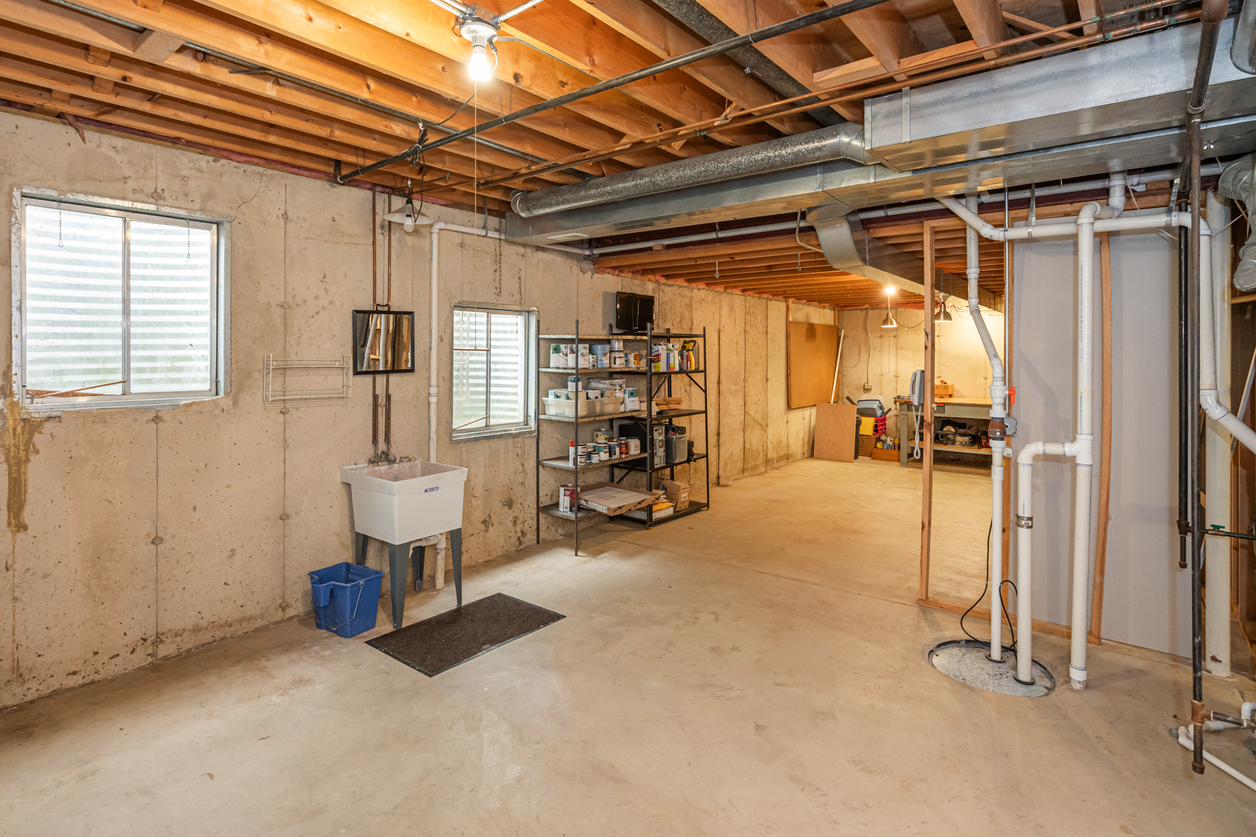  Beautifully Maintained Storybook Home - 物件實景