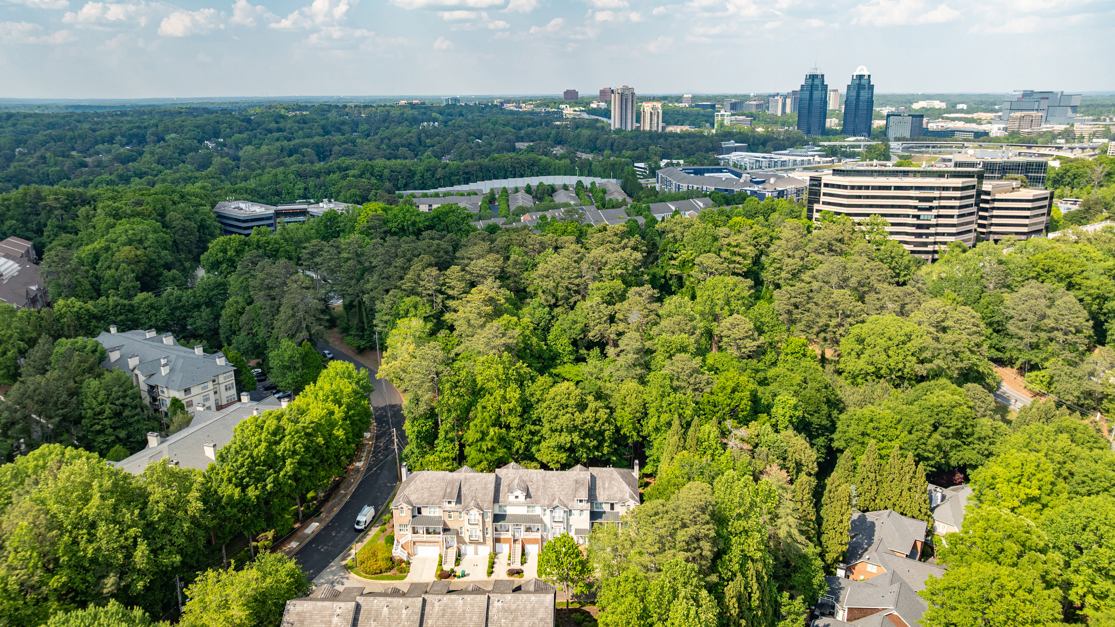 Sandy Springs Townhome Lives Like a Single Family Residence - 物件實景