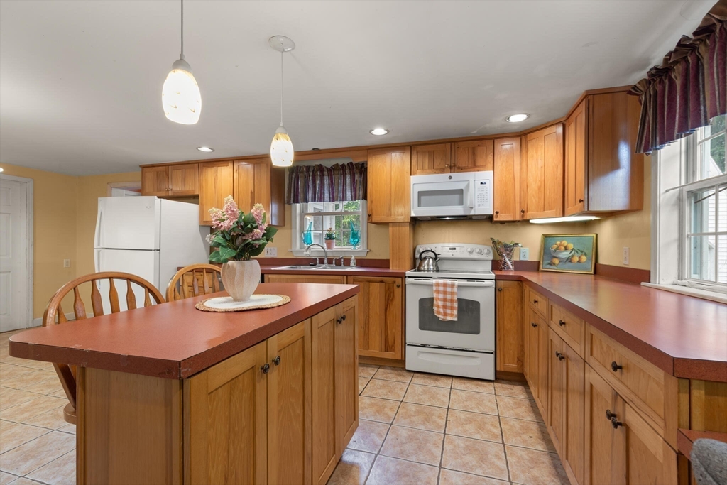 North Attleboro, Massachusetts, 02760, United States, 5 Bedrooms Bedrooms, ,2 BathroomsBathrooms,Residential,For Sale,1939439