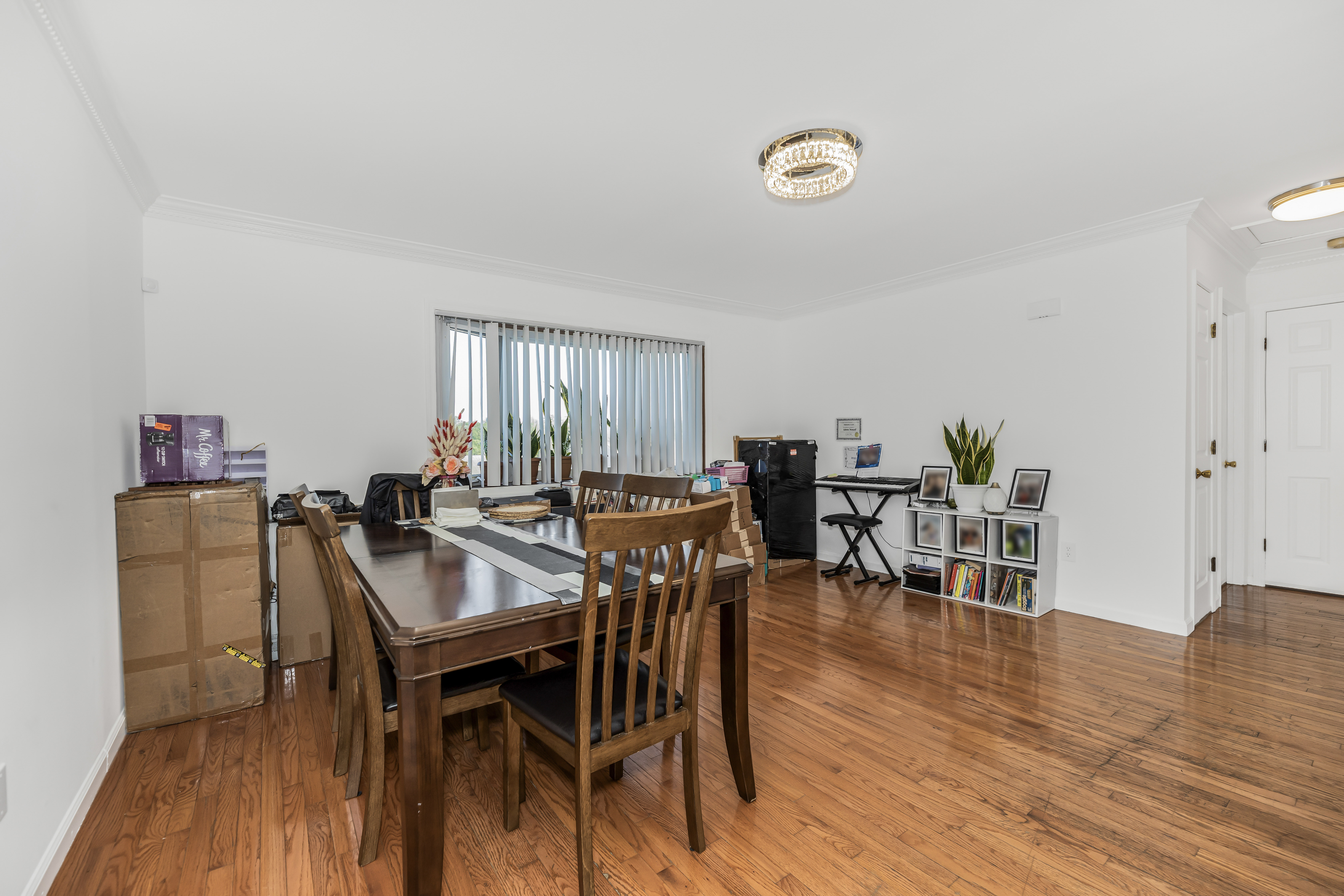Yonkers, New York, 10703, United States, 4 Bedrooms Bedrooms, ,2 BathroomsBathrooms,Residential,For Sale,1825129
