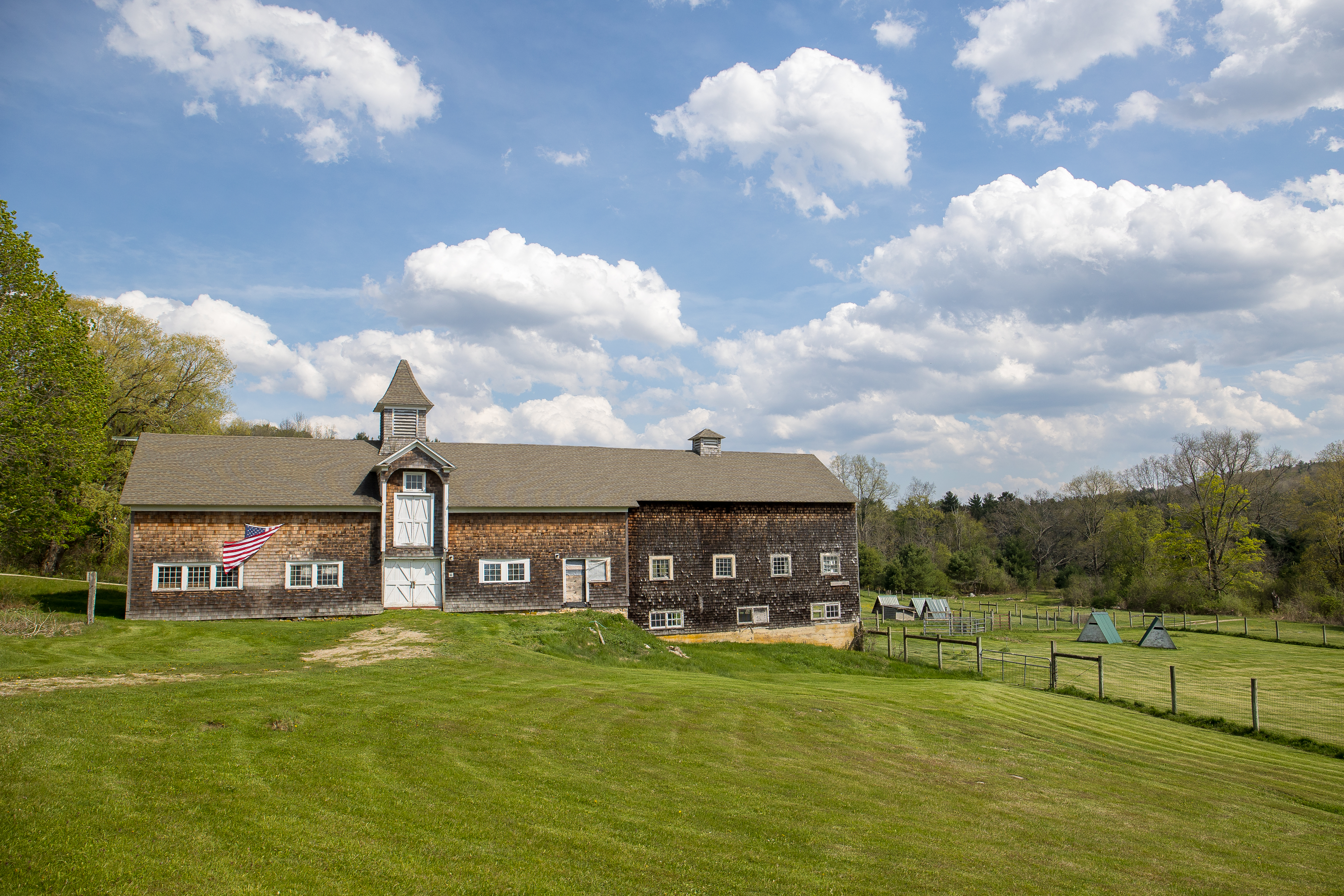  A Tranquil Berkshire Legacy: 22 Scenic Acres and a Landmark 3-Story Barn, Brookm - 物件實景