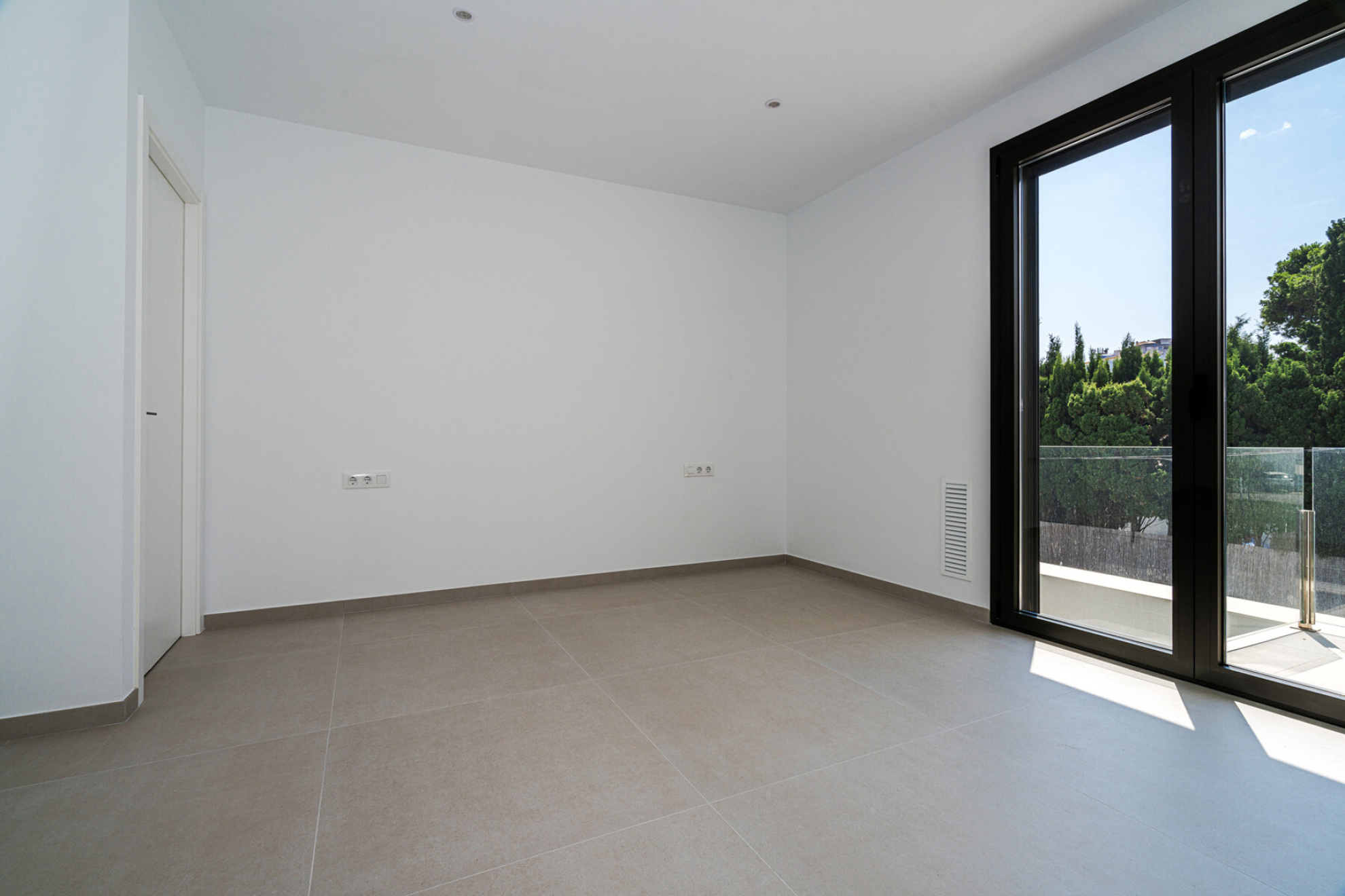  Newly built house in a privileged residential area near the beach. - 物件實景