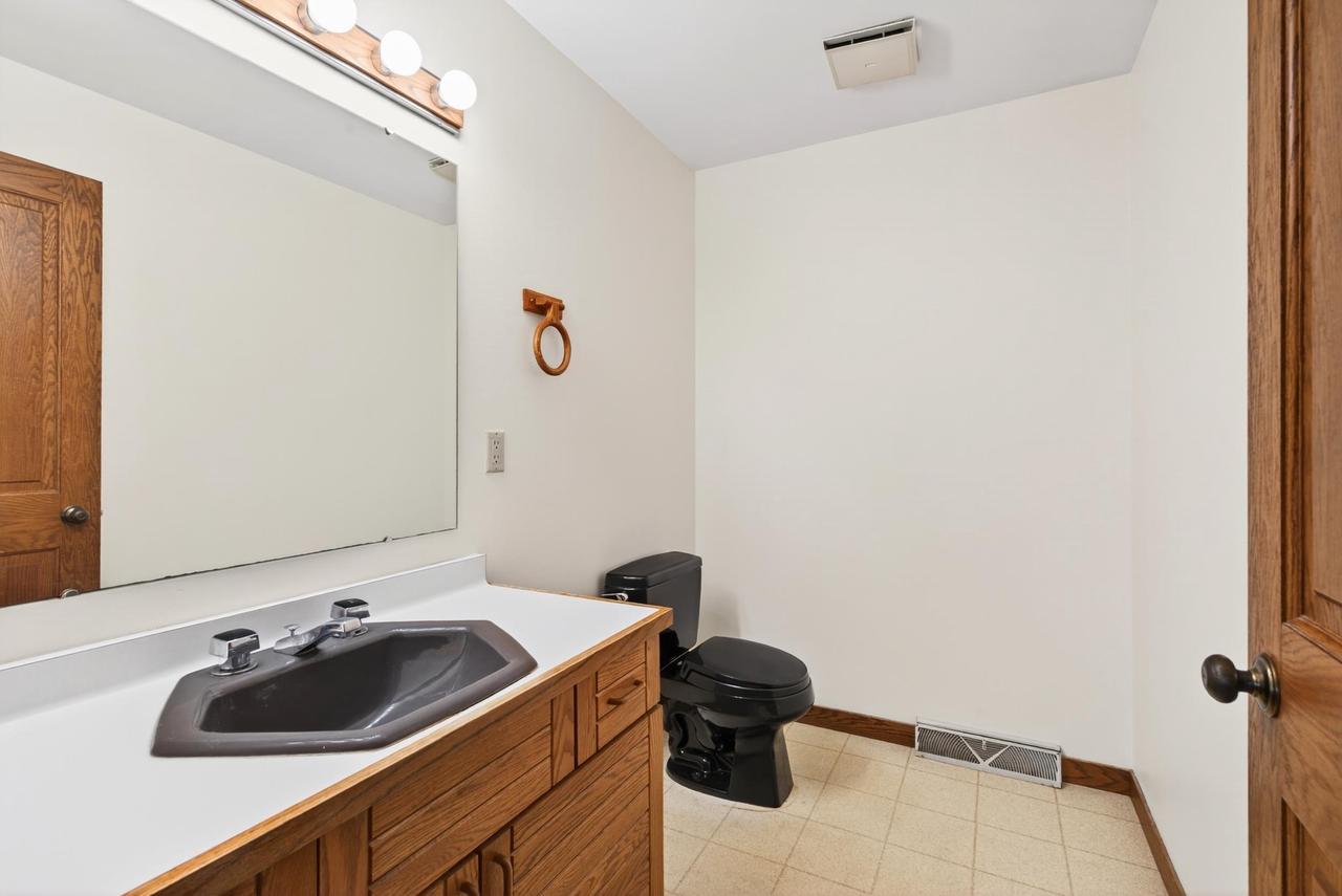 Oshkosh, Wisconsin, 54904, United States, 4 Bedrooms Bedrooms, ,3 BathroomsBathrooms,Residential,For Sale,1978045