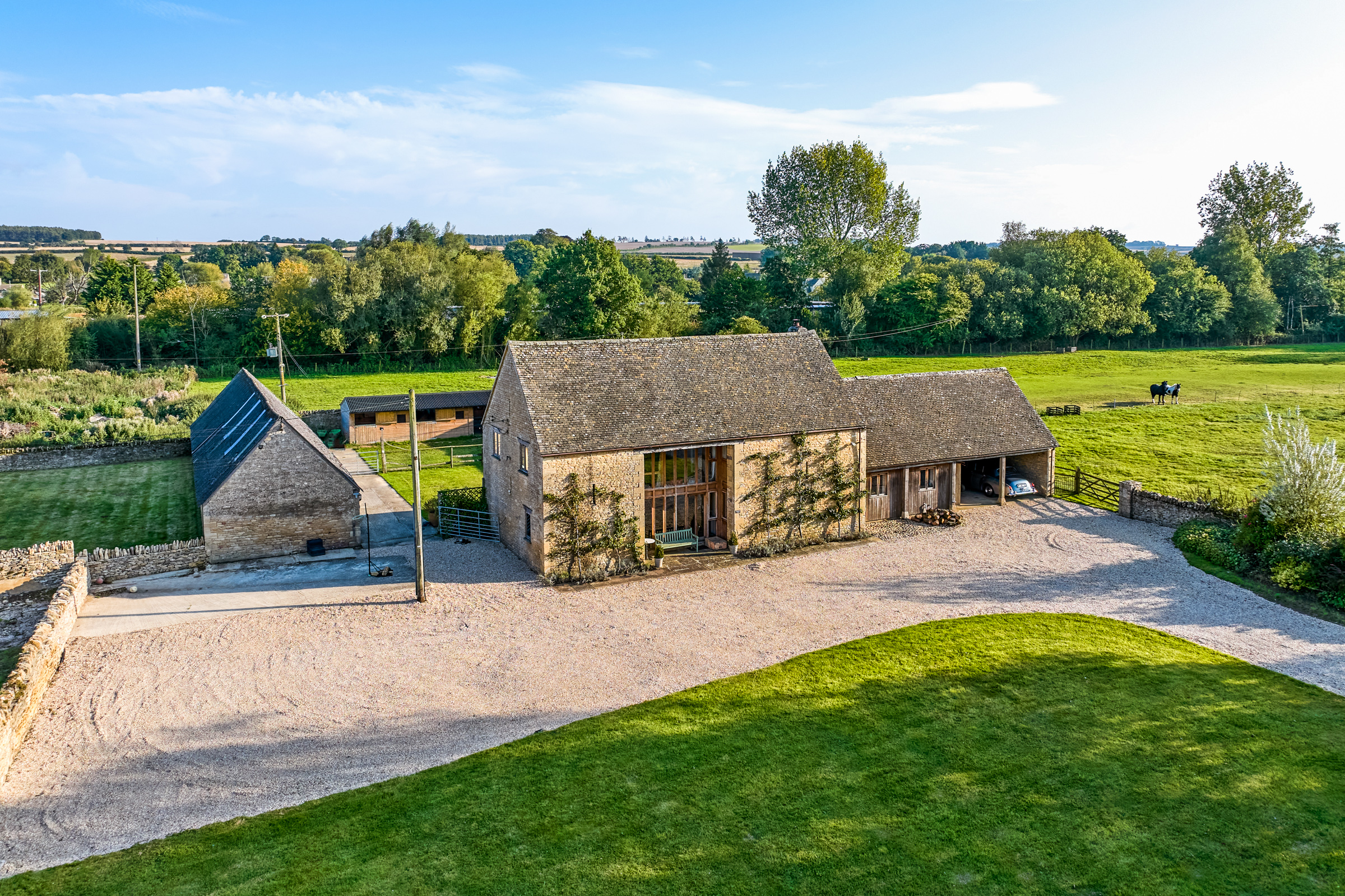  Grade II listed Cotswold stone barn situated on the edge of a renowned village - 物件實景