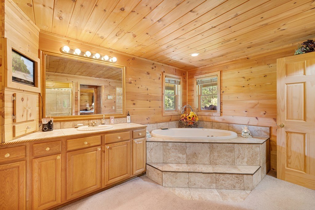 Hayesville, North Carolina, 28904, United States, 3 Bedrooms Bedrooms, ,4 BathroomsBathrooms,Residential,For Sale,1909515