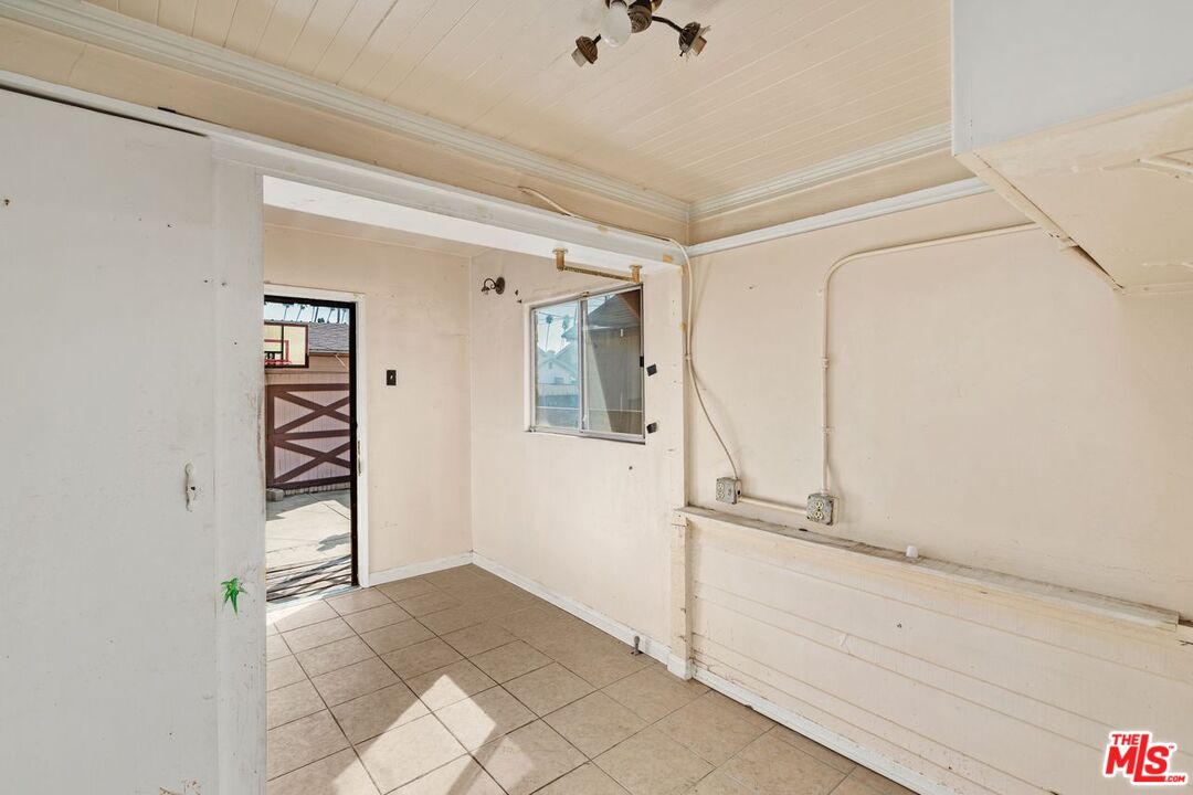 Los Angeles, California, 90043, United States, 3 Bedrooms Bedrooms, ,3 BathroomsBathrooms,Residential,For Sale,1818072