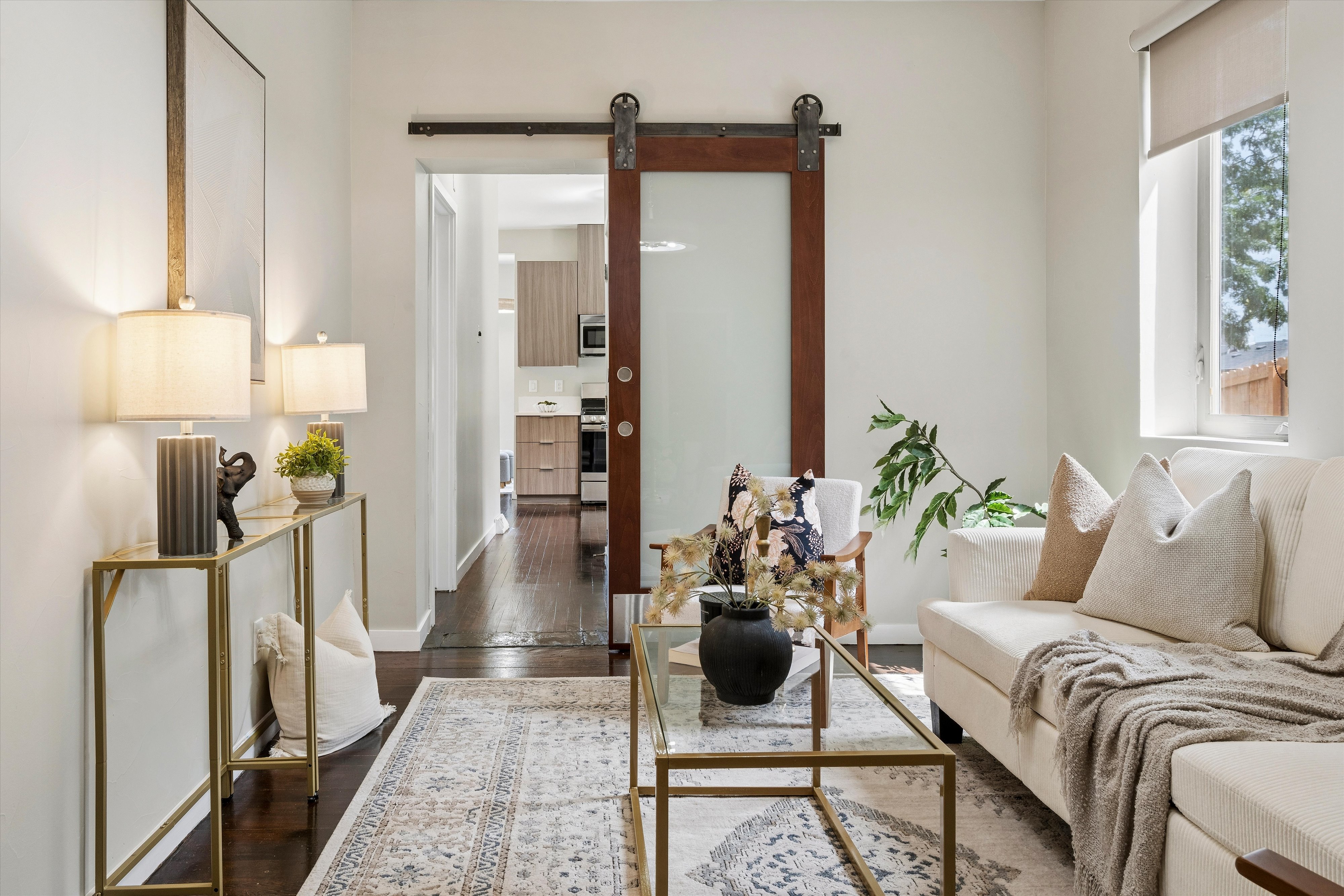  Beautifully updated residence, timeless architectural character & modern comfort - 物件實景