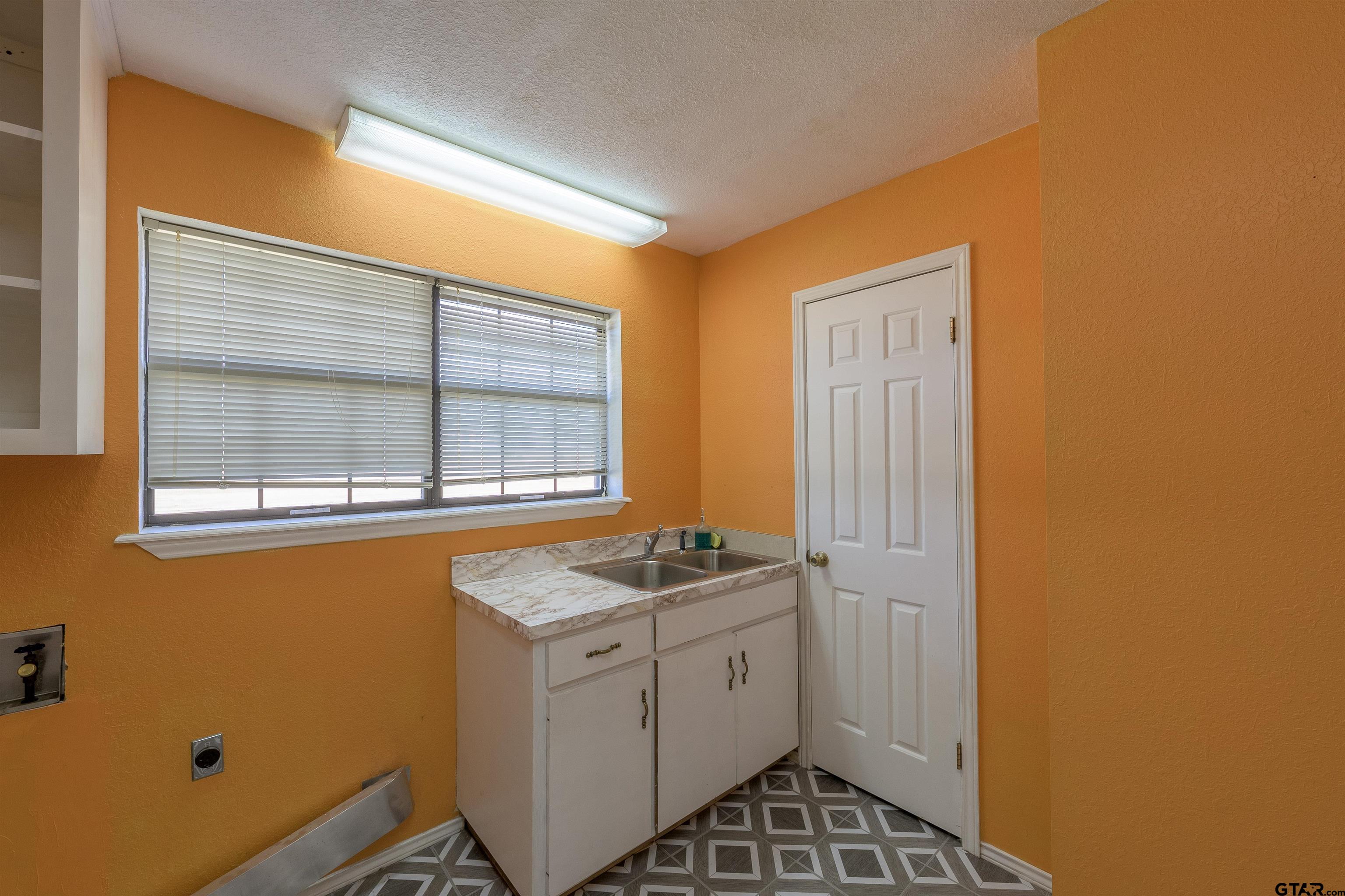 Mineola, Texas, 75773, United States, 3 Bedrooms Bedrooms, ,2 BathroomsBathrooms,Residential,For Sale,1754038