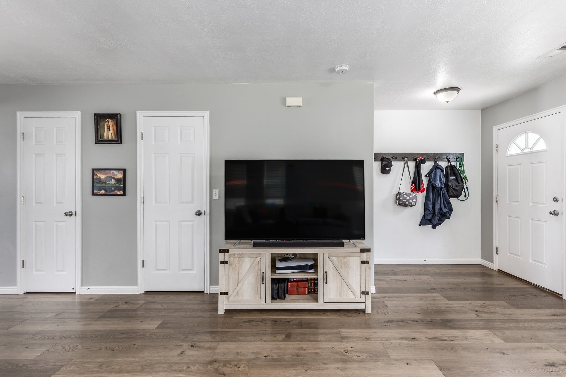  End Row Townhome in Highly Desired Location - 物件實景