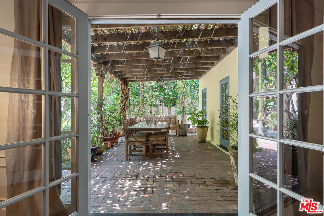 Los Angeles, California, 90005, United States, 3 Bedrooms Bedrooms, ,3 BathroomsBathrooms,Residential,For Sale,1876512