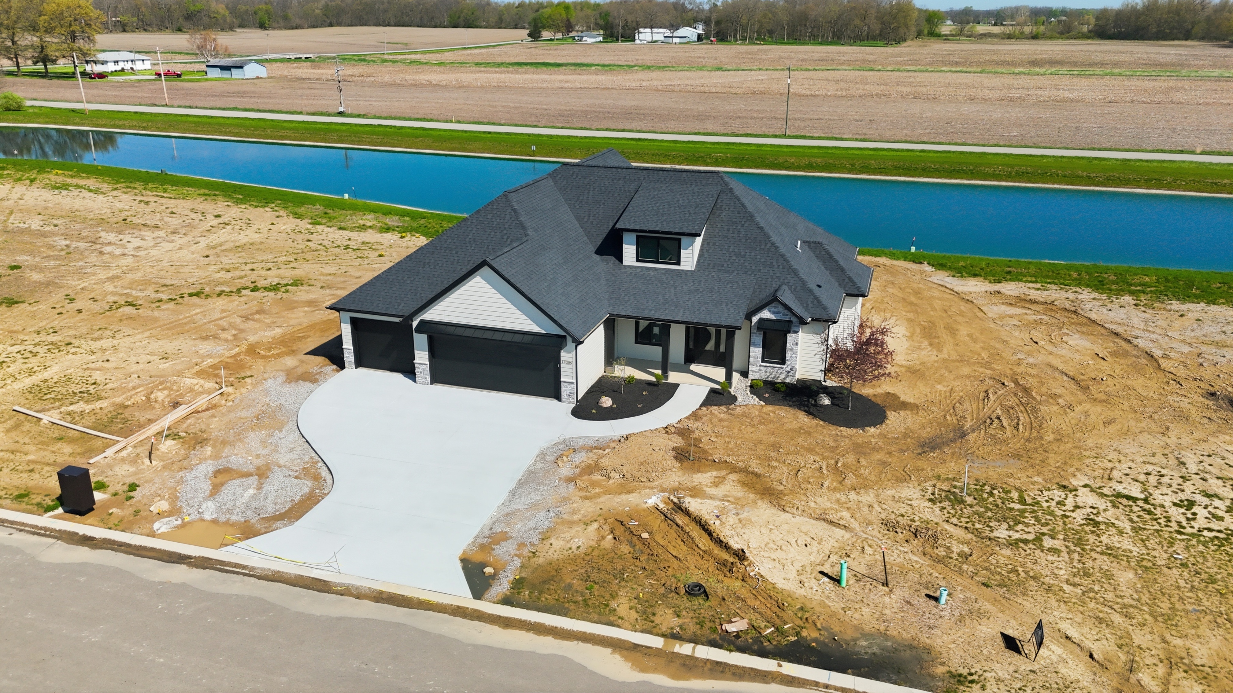  Brand New Three Bedroom Home on a Pond Lot - 物件實景