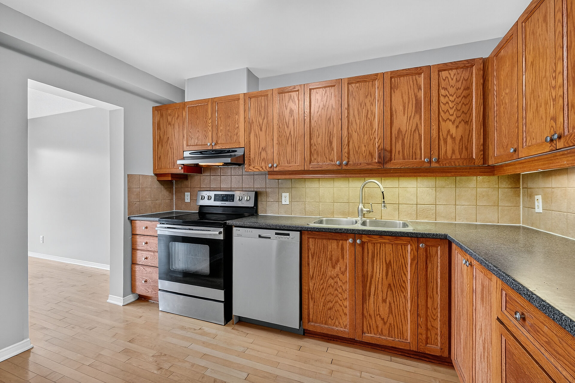 Ottawa, Ontario, K2W1E1, CA, 3 Bedrooms Bedrooms, ,3 BathroomsBathrooms,Residential,For Sale,1995671