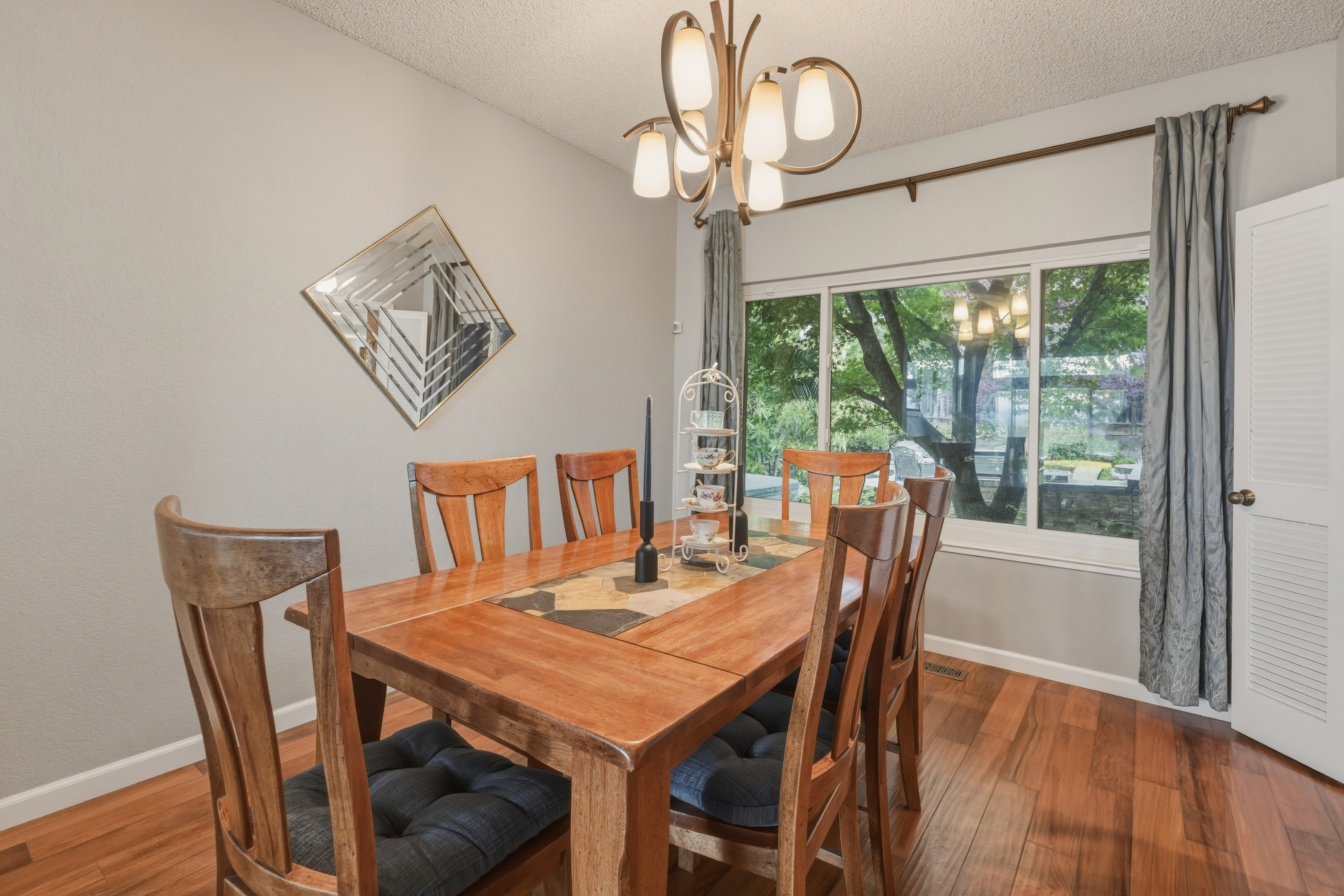  Stunningly Upgraded Home with Modern Amenities and Charm - 物件實景