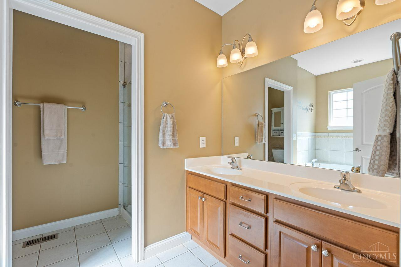 Hamilton Twp, Ohio, 45039, United States, 5 Bedrooms Bedrooms, ,4 BathroomsBathrooms,Residential,For Sale,1989607