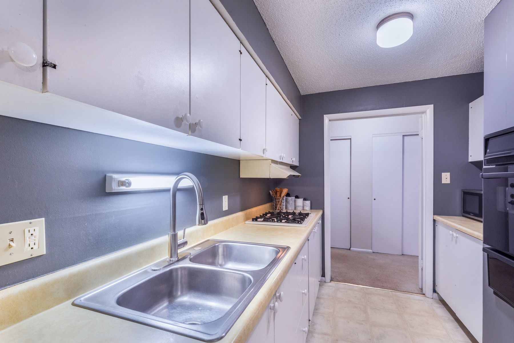  2-bed, 2-full bath condo offers spacious rooms with abundant storage. - 物件實景