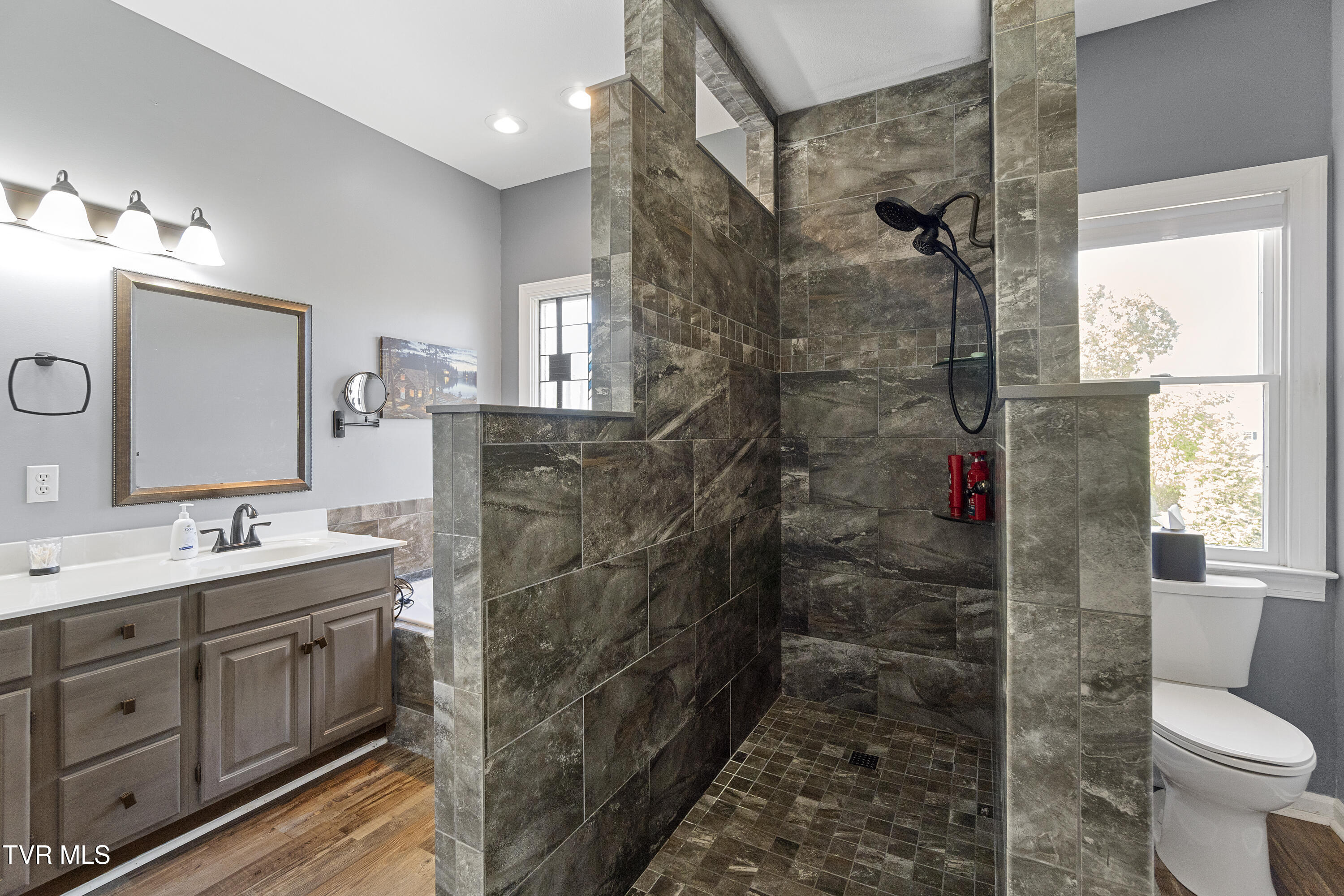 Greeneville, Tennessee, 37743, United States, 4 Bedrooms Bedrooms, ,3 BathroomsBathrooms,Residential,For Sale,1997780