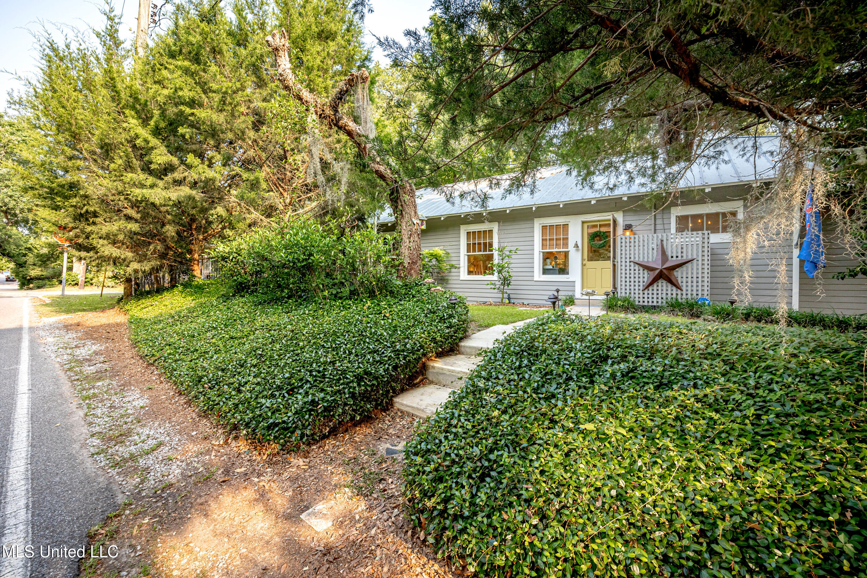 Ocean Springs, Mississippi, 39564, United States, 3 Bedrooms Bedrooms, ,2 BathroomsBathrooms,Residential,For Sale,1987573