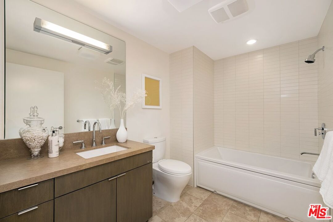 Santa Monica, California, 90401, United States, 2 Bedrooms Bedrooms, ,2 BathroomsBathrooms,Residential,For Sale,2001911