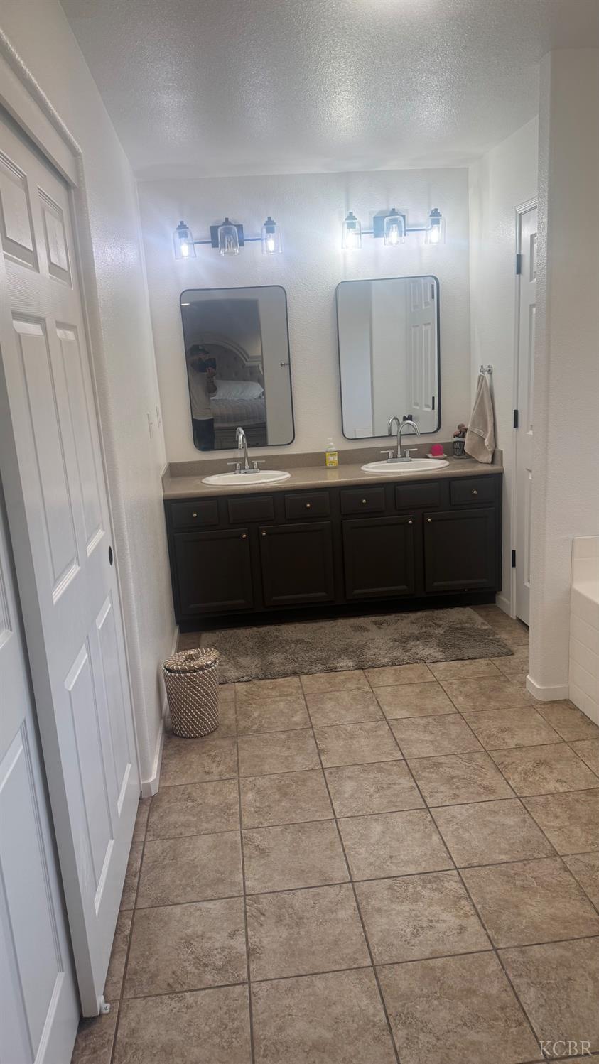 Hanford, California, 93230, United States, 6 Bedrooms Bedrooms, ,3 BathroomsBathrooms,Residential,For Sale,2029630