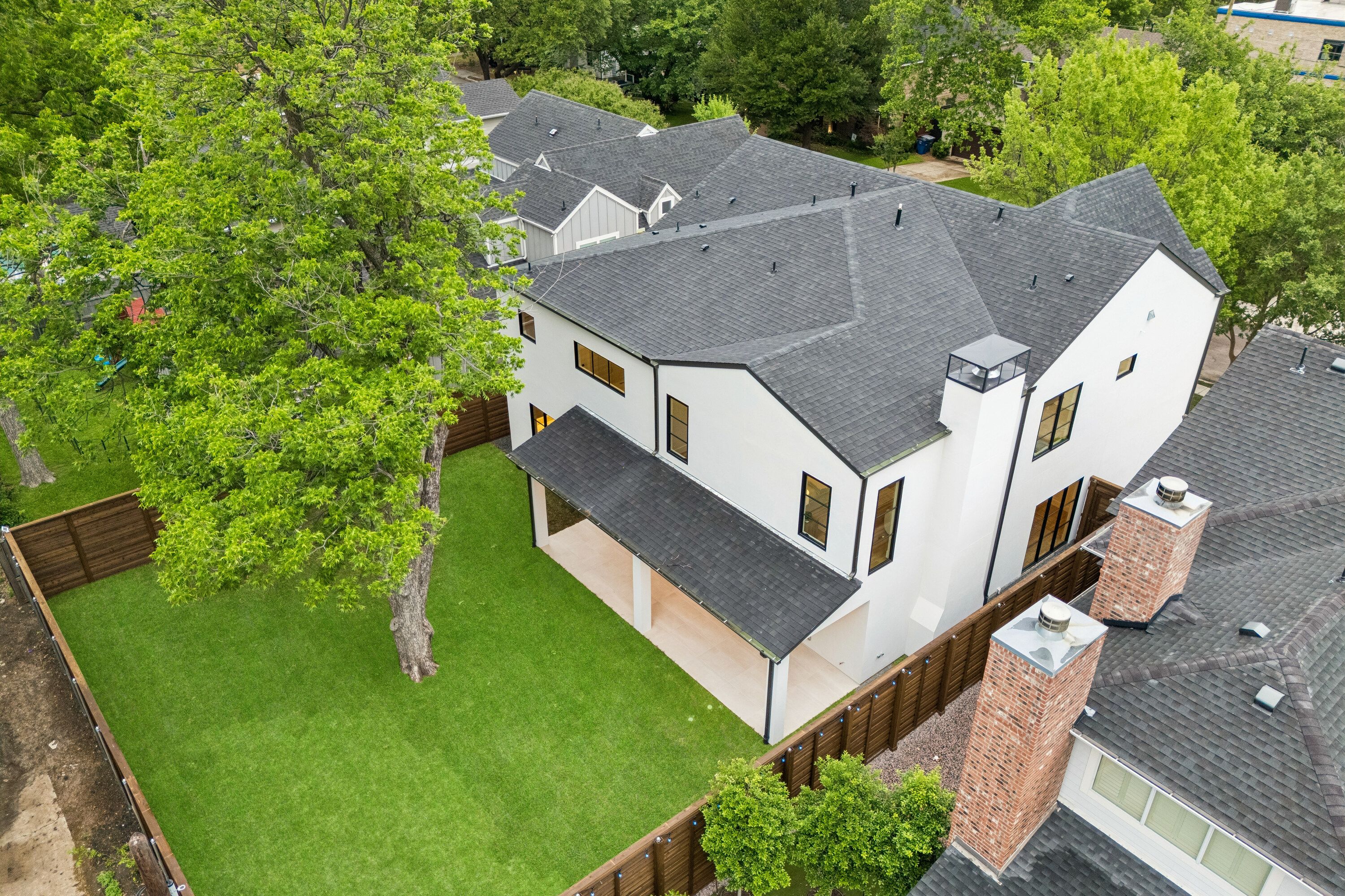  Luxurious East Dallas Home by Birchwood Custom Homes with Modern Elegance - 物件實景