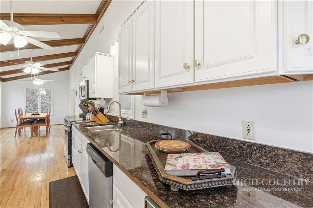 Banner Elk, North Carolina, 28604, United States, 4 Bedrooms Bedrooms, ,5 BathroomsBathrooms,Residential,For Sale,2020475