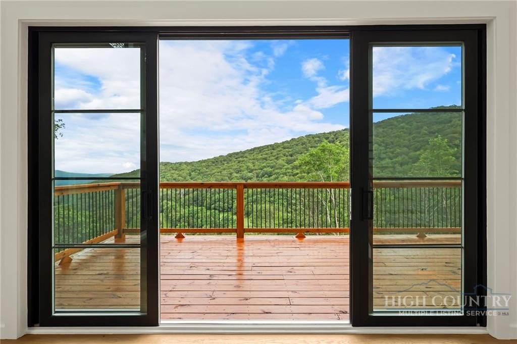 Seven Devils, North Carolina, 28604, United States, 2 Bedrooms Bedrooms, ,3 BathroomsBathrooms,Residential,For Sale,2020628