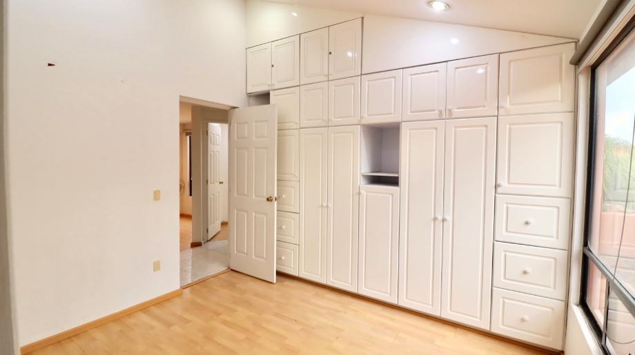 Morelia, Michoacán de Ocampo, 58090, Mexico, 6 Bedrooms Bedrooms, ,5 BathroomsBathrooms,Residential,For Sale,1917745