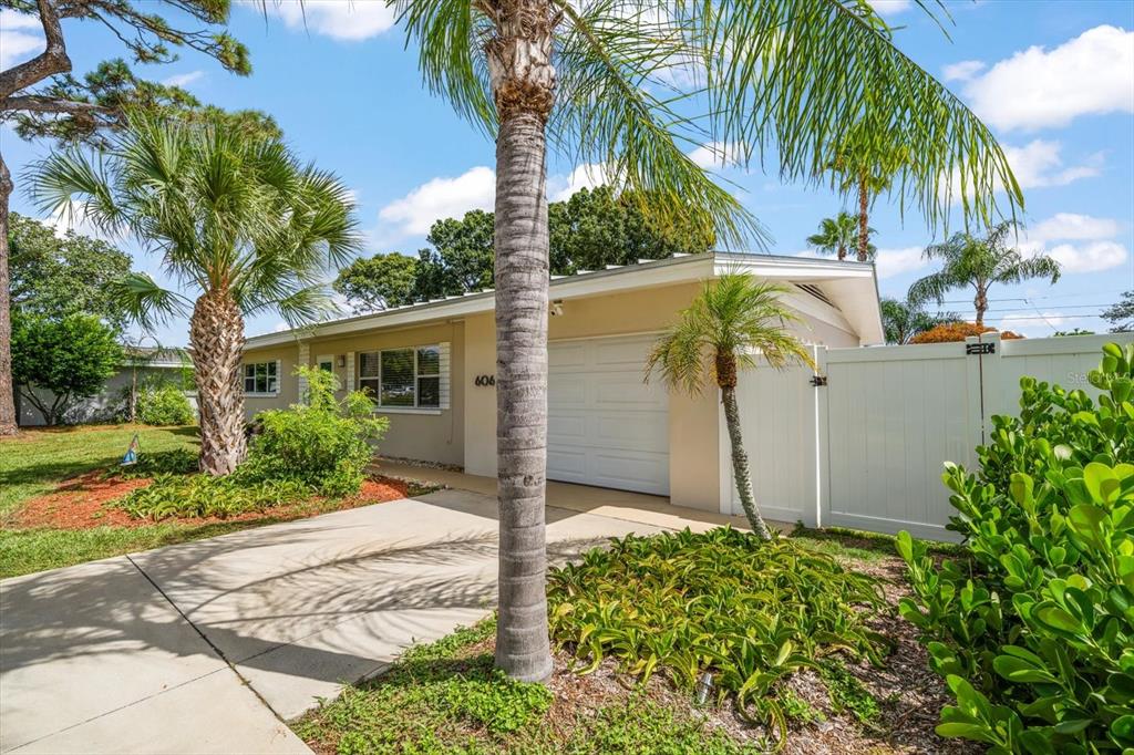 Belleair, Florida, 33756, United States, 2 Bedrooms Bedrooms, ,2 BathroomsBathrooms,Residential,For Sale,1988063