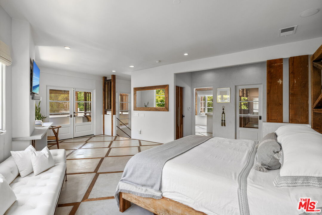 Los Angeles, California, 90069, United States, 4 Bedrooms Bedrooms, ,4 BathroomsBathrooms,Residential,For Sale,1911596