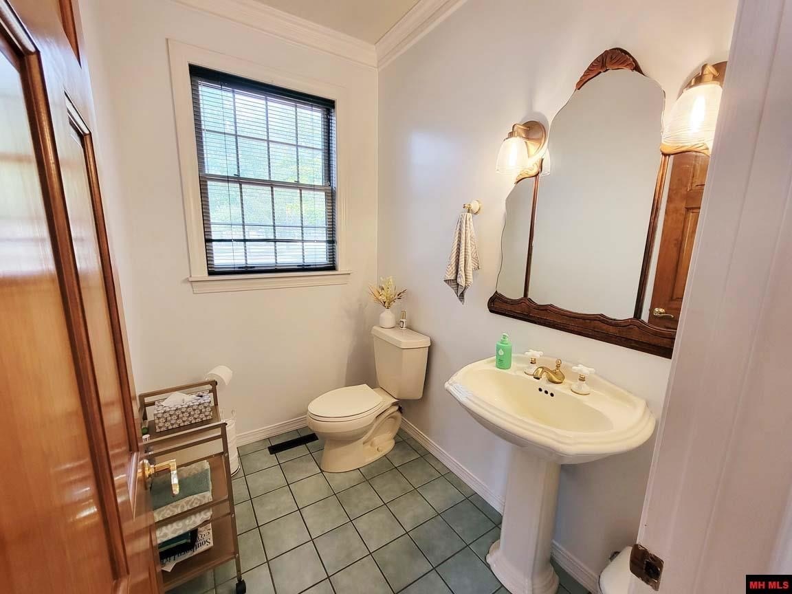 Mountain Home, Arkansas, 72653, United States, 4 Bedrooms Bedrooms, ,5 BathroomsBathrooms,Residential,For Sale,1979940