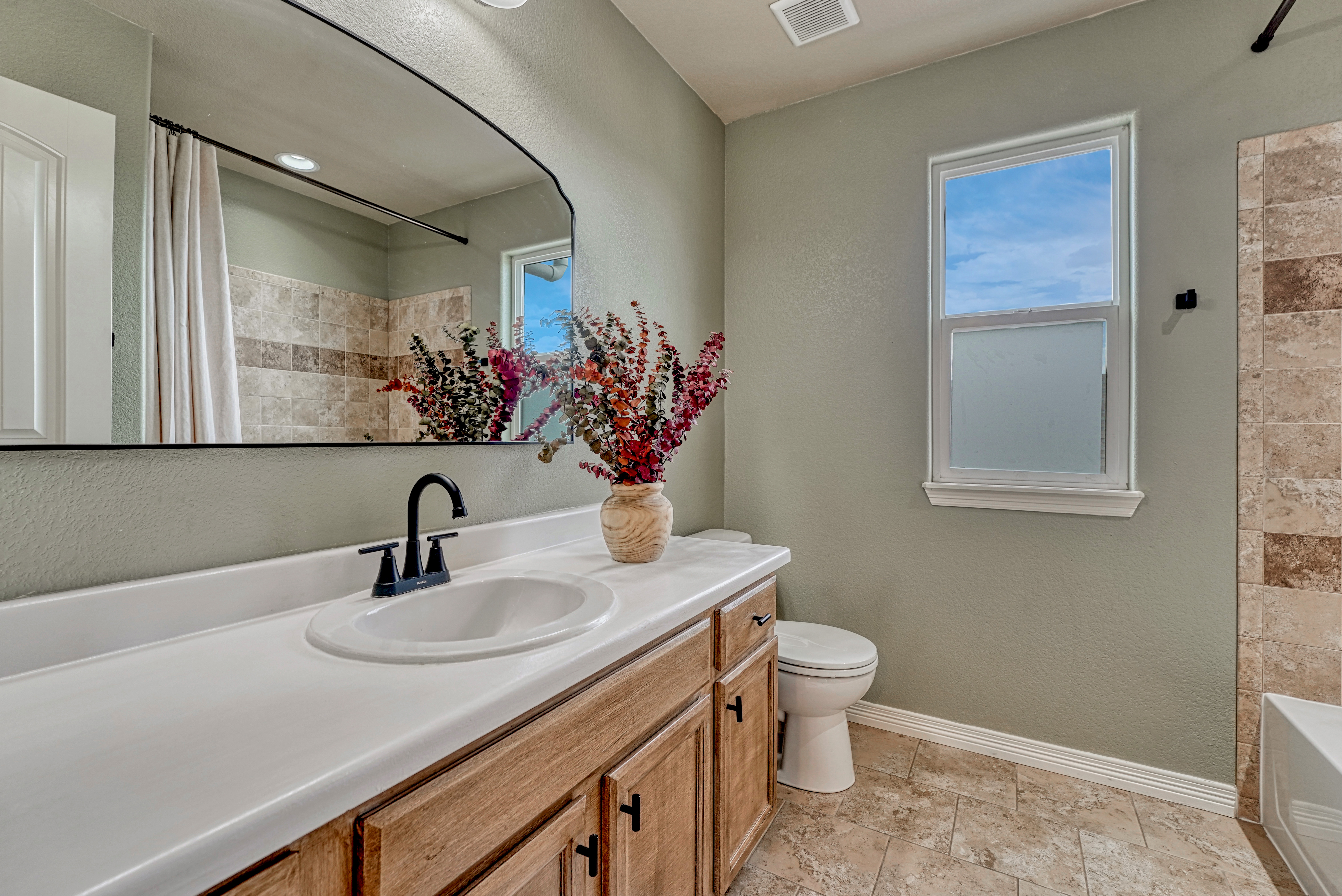  Exceptionally Updated Residence in The Meadows at Lorson Ranch - 物件實景