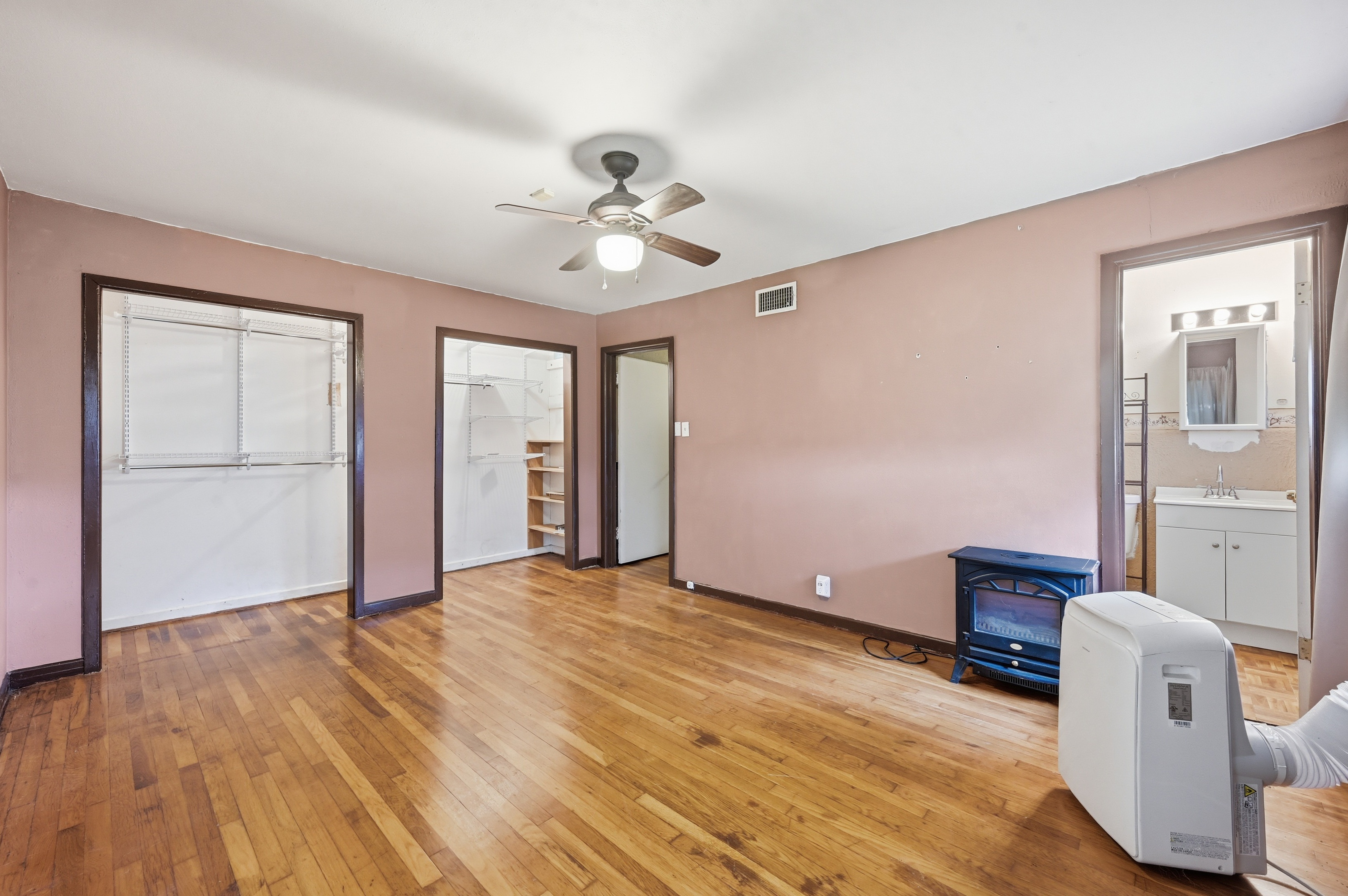  Charming 3-Bed, 2-Bath Single-Family Home with Spacious Living in N R Hills - 物件實景
