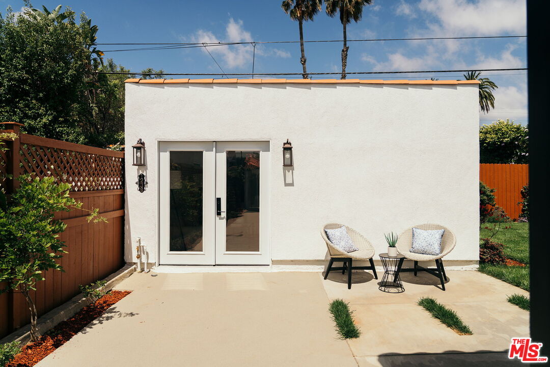 Los Angeles, California, 90019, United States, 4 Bedrooms Bedrooms, ,4 BathroomsBathrooms,Residential,For Sale,1889946
