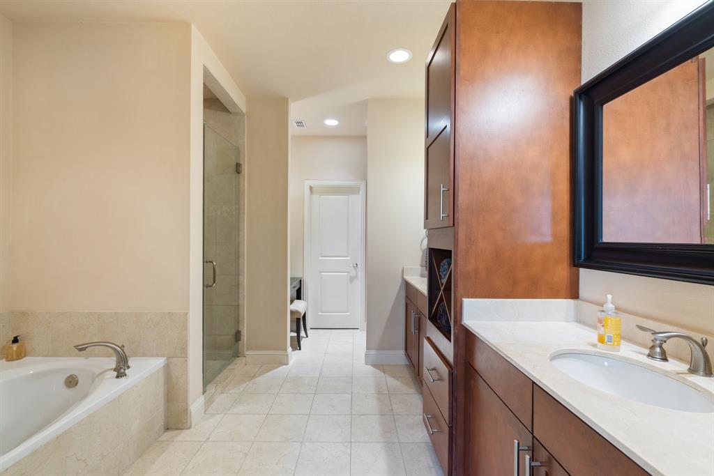 Fort Worth, Texas, 76102, United States, 2 Bedrooms Bedrooms, ,3 BathroomsBathrooms,Residential,For Sale,1880587