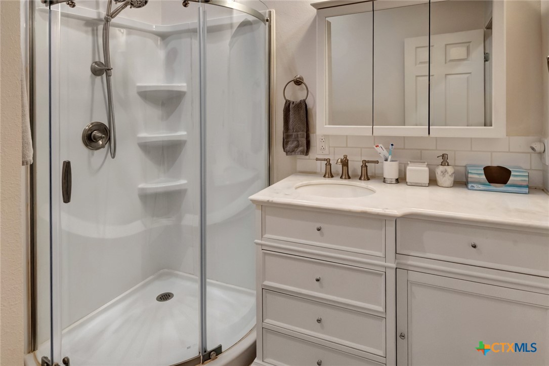 Hallettsville, Texas, 77964, United States, 2 Bedrooms Bedrooms, ,2 BathroomsBathrooms,Residential,For Sale,1989006