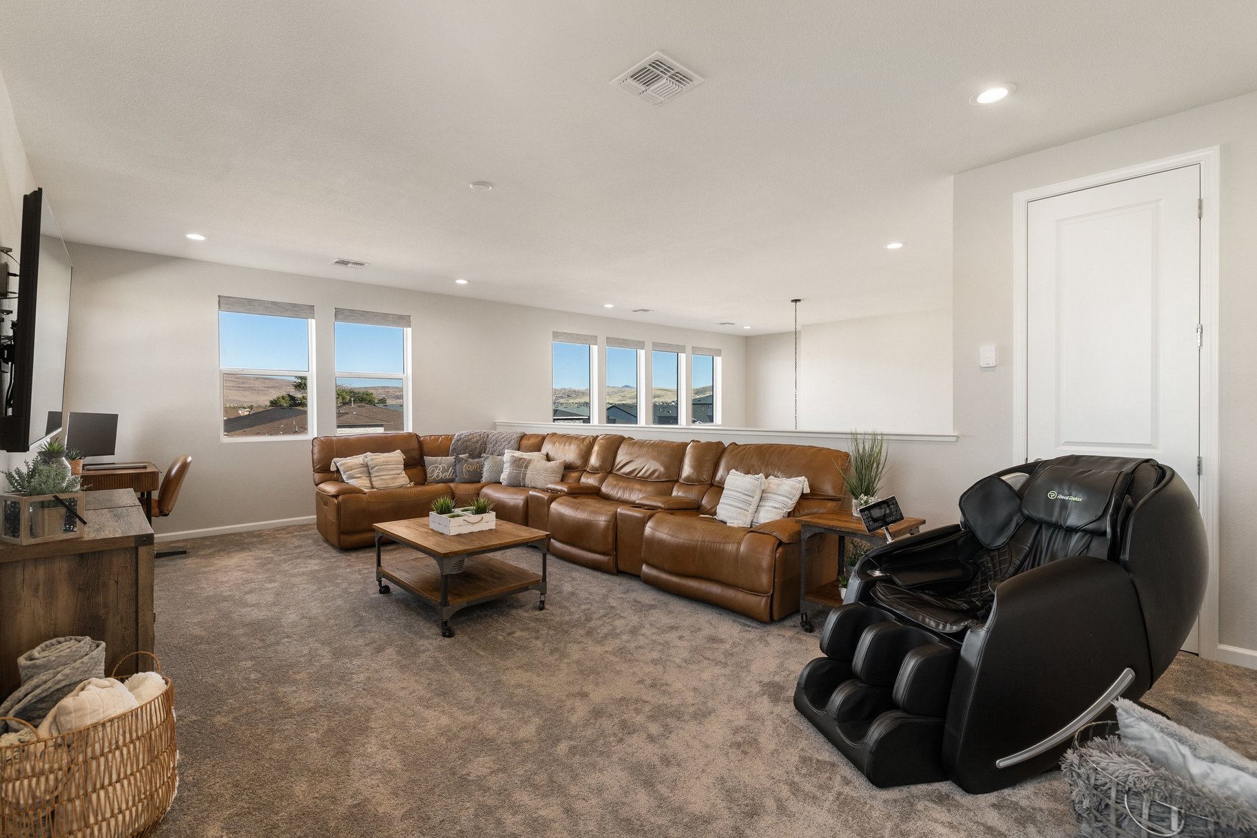  Multi-Gen Living. Mountain Views. A Backyard That