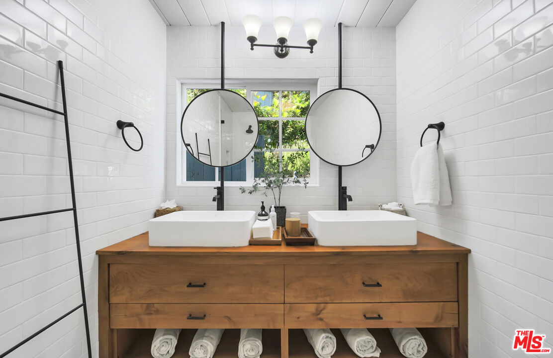 Malibu, California, 90265, United States, 3 Bedrooms Bedrooms, ,2 BathroomsBathrooms,Residential,For Sale,1992051