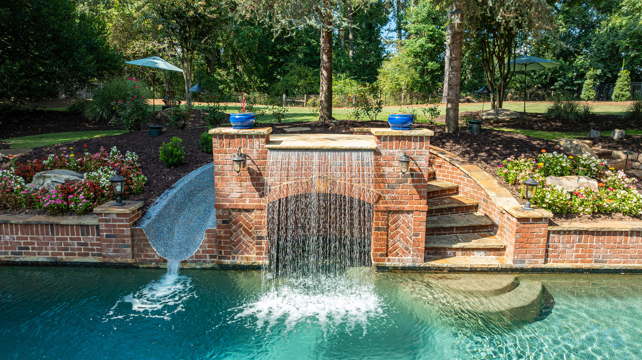  Impressive Brick Estate on a Private Wooded 1+/- Acre Lot in The Manor - 物件實景