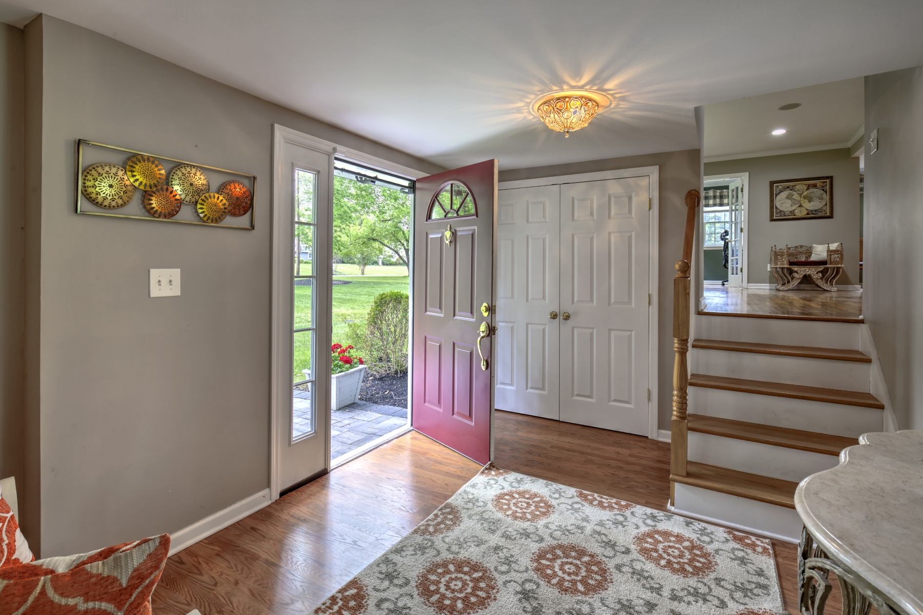 Expanded and Beautifully Maintained Custom Split Level Home - 物件實景