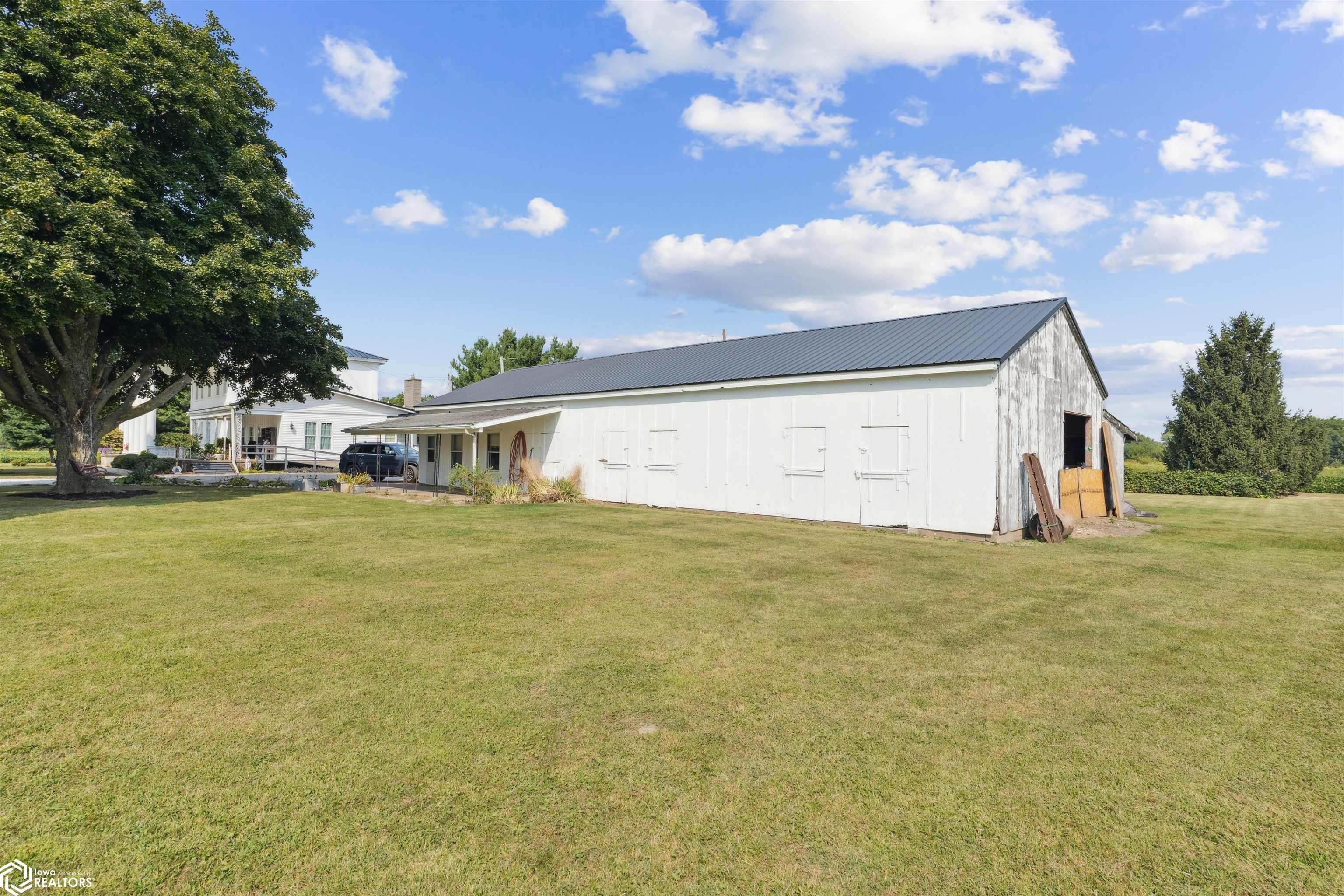 Dallas City, Illinois, 62330, United States, 8 Bedrooms Bedrooms, ,7 BathroomsBathrooms,Residential,For Sale,1980104