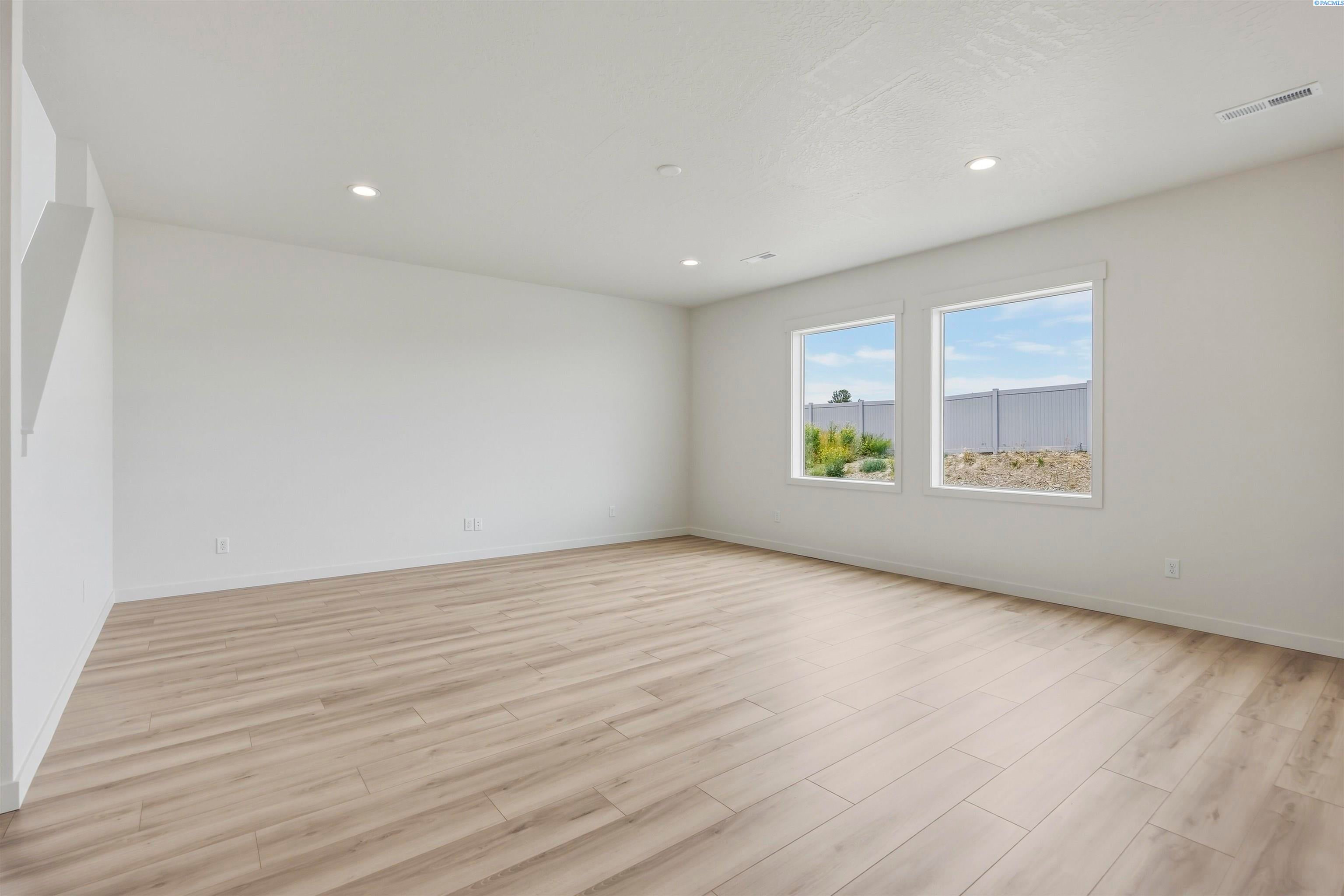 Prosser, Washington, 99350, United States, 5 Bedrooms Bedrooms, ,3 BathroomsBathrooms,Residential,For Sale,2028032