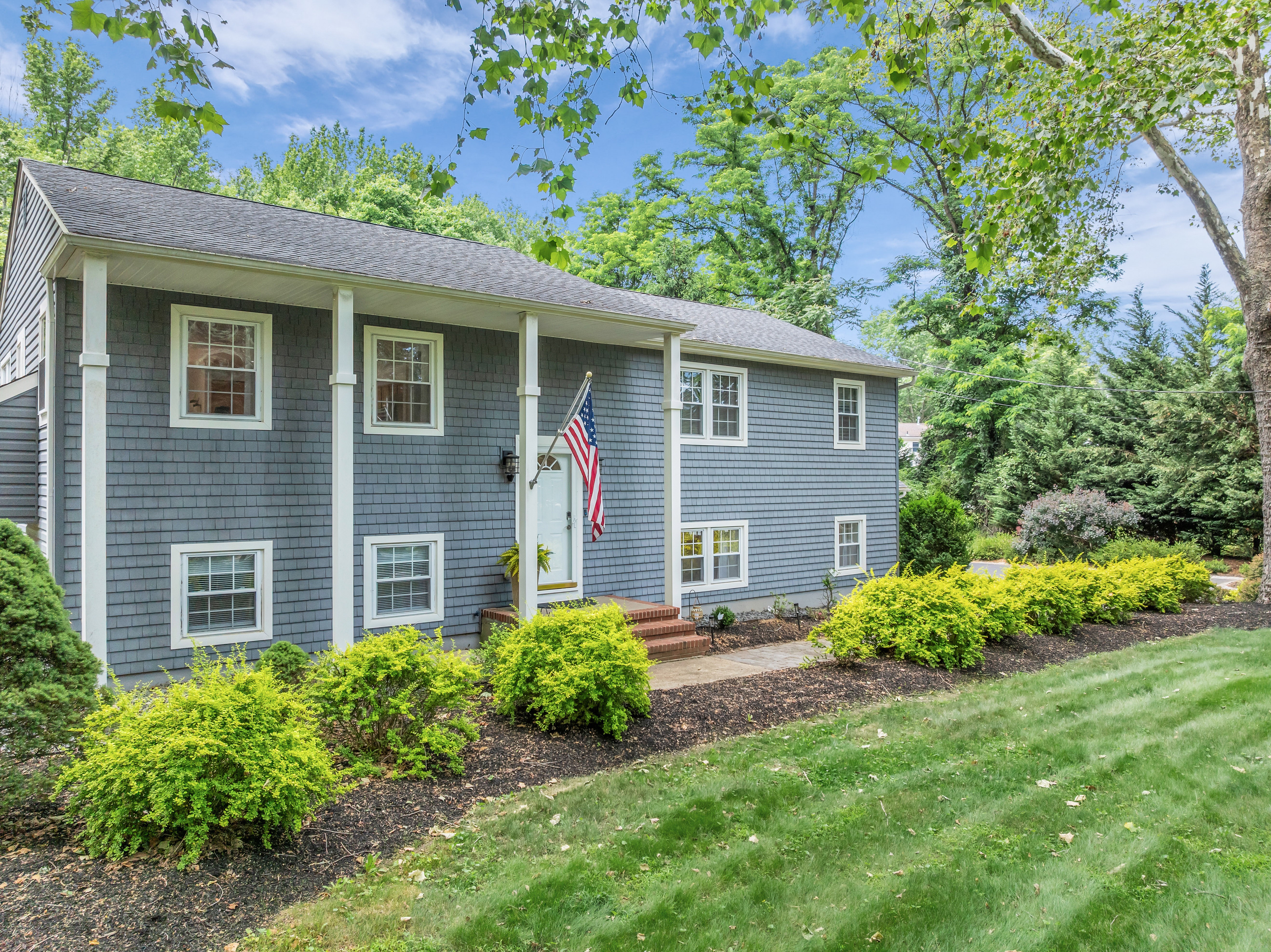  Beautiful Updated Bi-Level Home - 840 Nutswamp Road, Red Bank - 物件實景