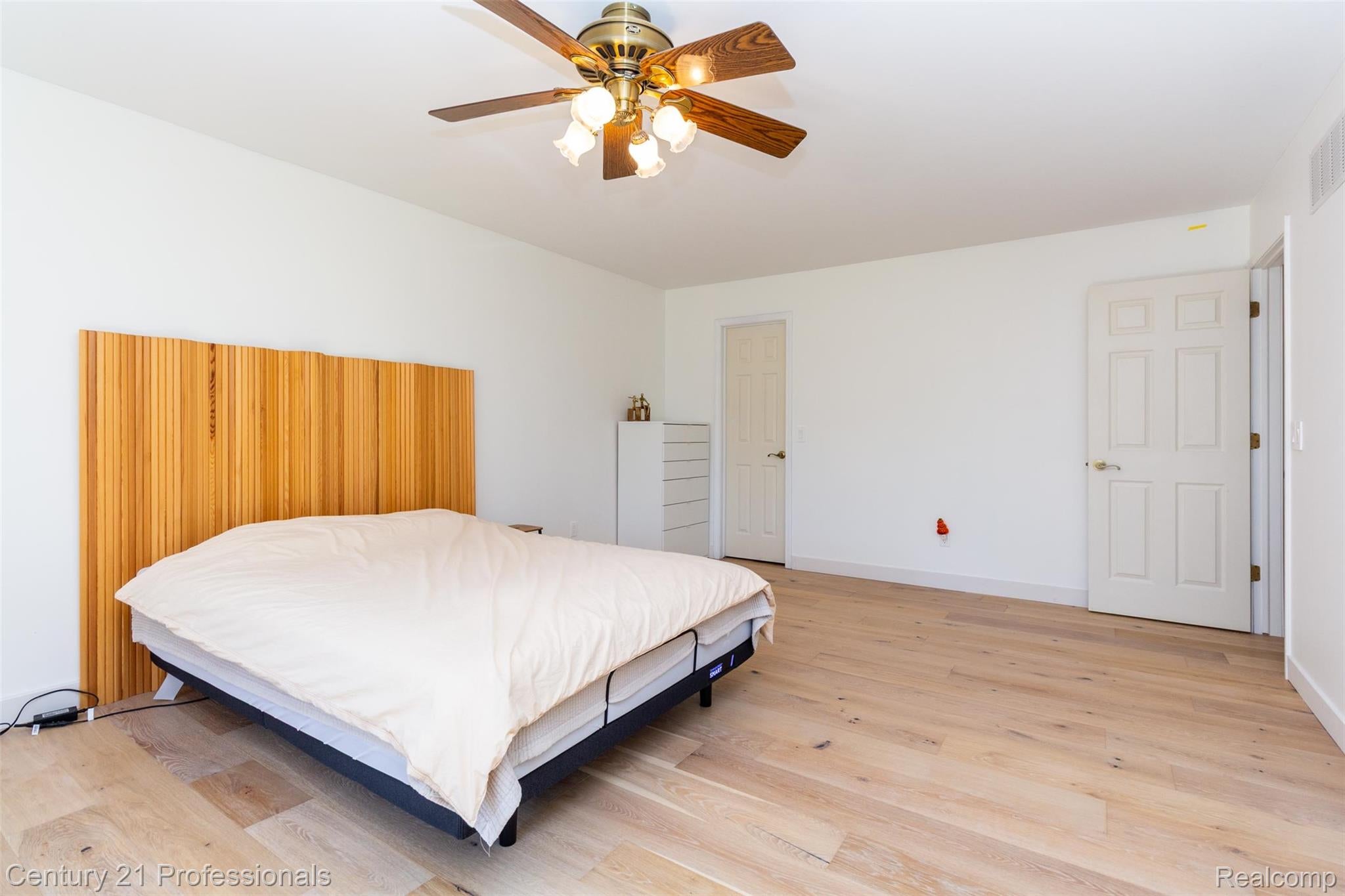 Troy, Michigan, 48084, United States, 4 Bedrooms Bedrooms, ,3 BathroomsBathrooms,Residential,For Sale,1976121