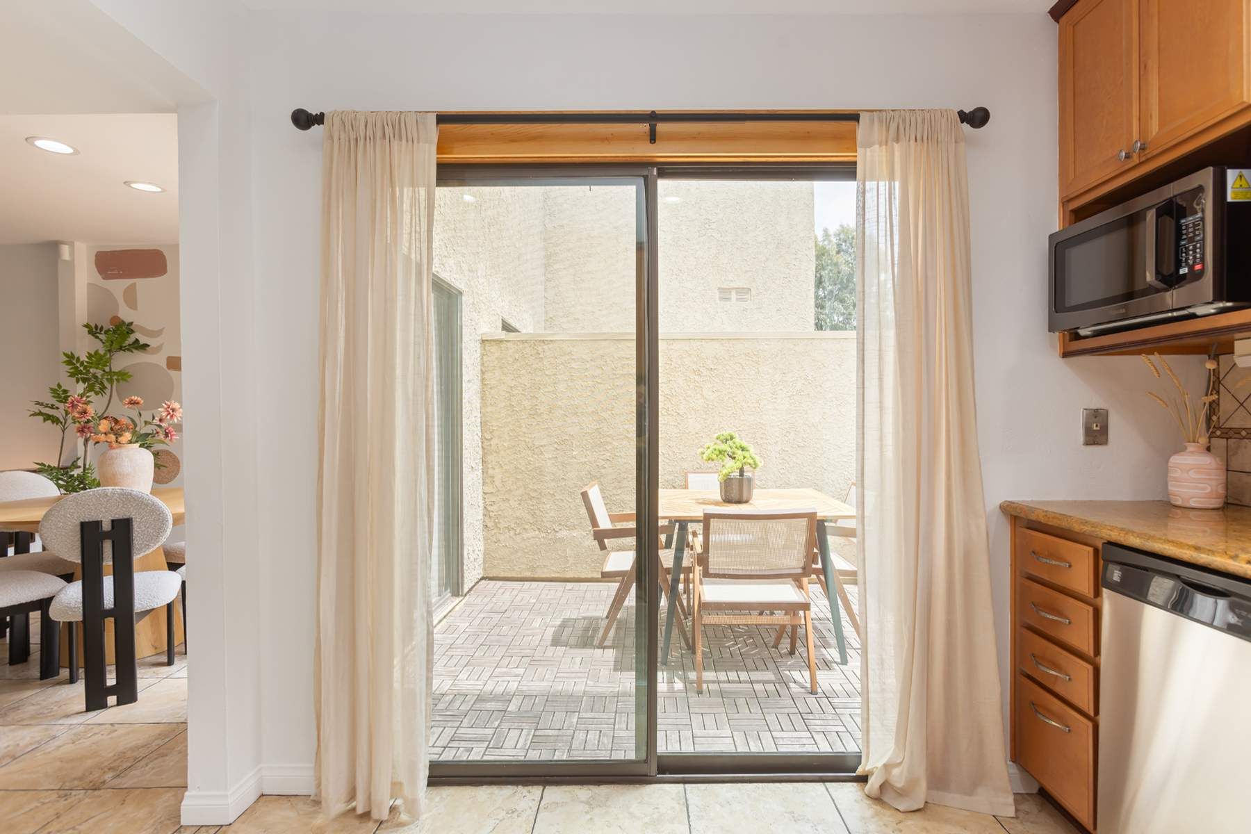  9131 Burnet Avenue, #5 - 物件實景