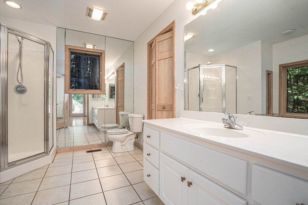 Ellijay, Georgia, 30536, United States, 4 Bedrooms Bedrooms, ,4 BathroomsBathrooms,Residential,For Sale,1888522