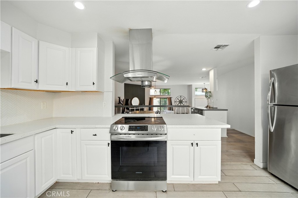 Van Nuys, California, 91405, United States, 3 Bedrooms Bedrooms, ,2 BathroomsBathrooms,Residential,For Sale,1979582