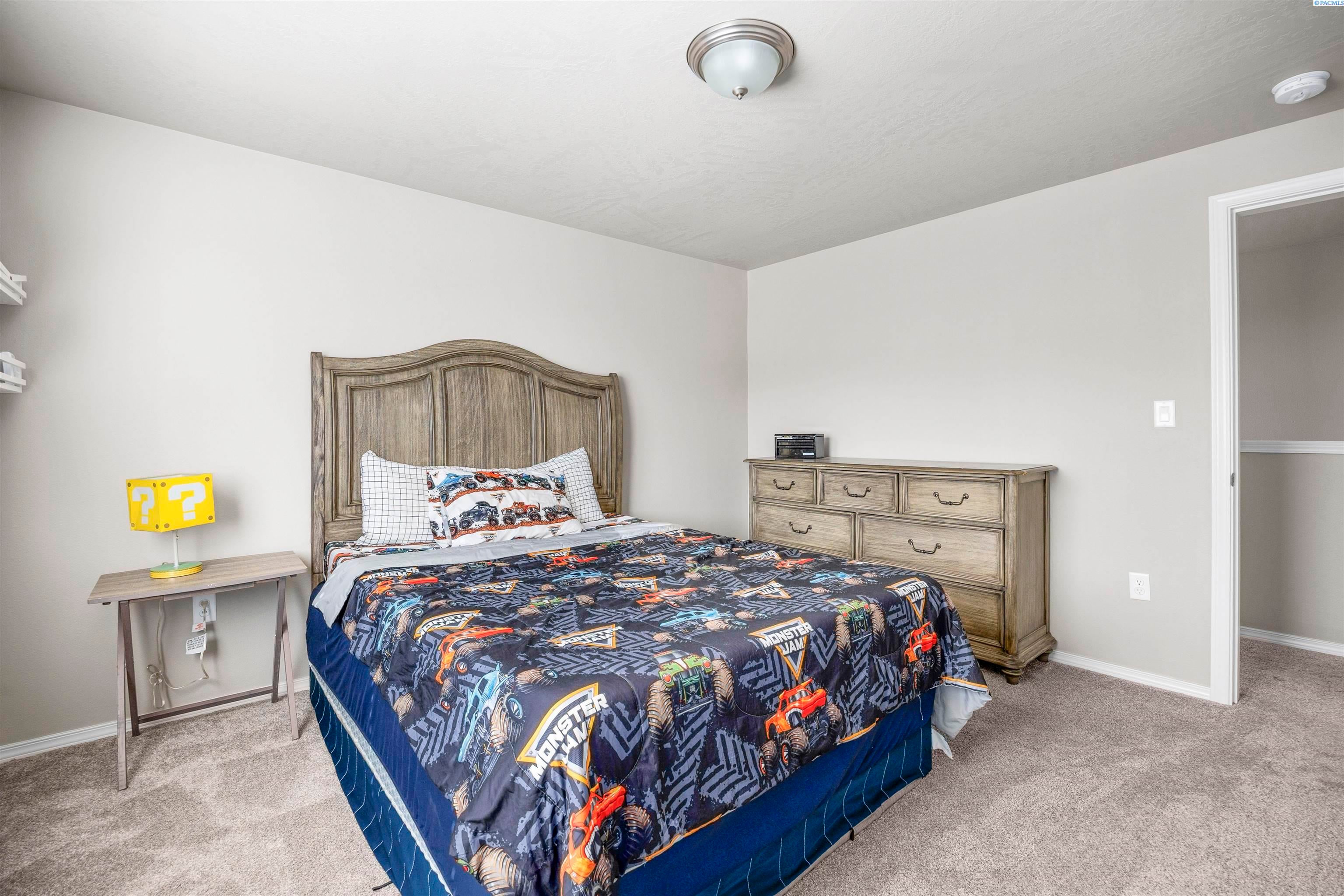 Kennewick, Washington, 99338, United States, 5 Bedrooms Bedrooms, ,3 BathroomsBathrooms,Residential,For Sale,1914232